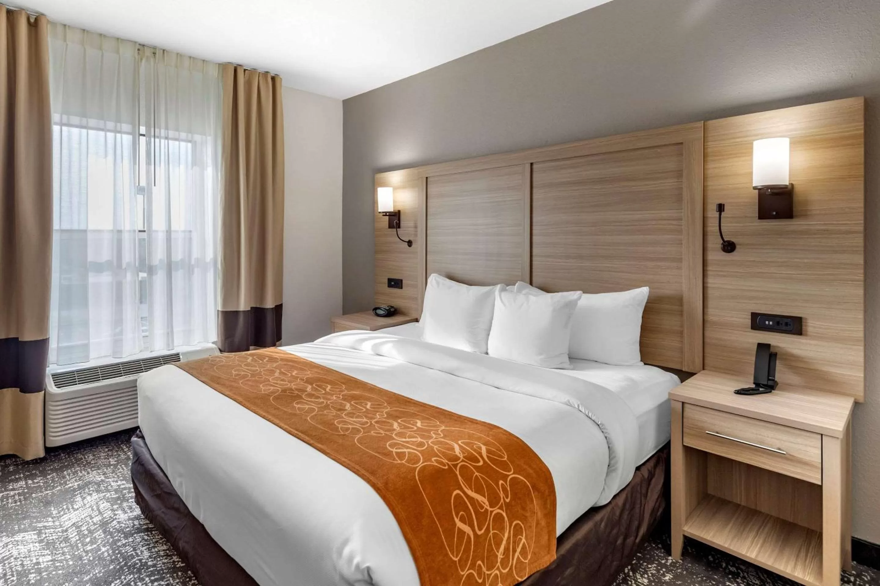 Photo of the whole room, Bed in Comfort Suites Anderson-Clemson