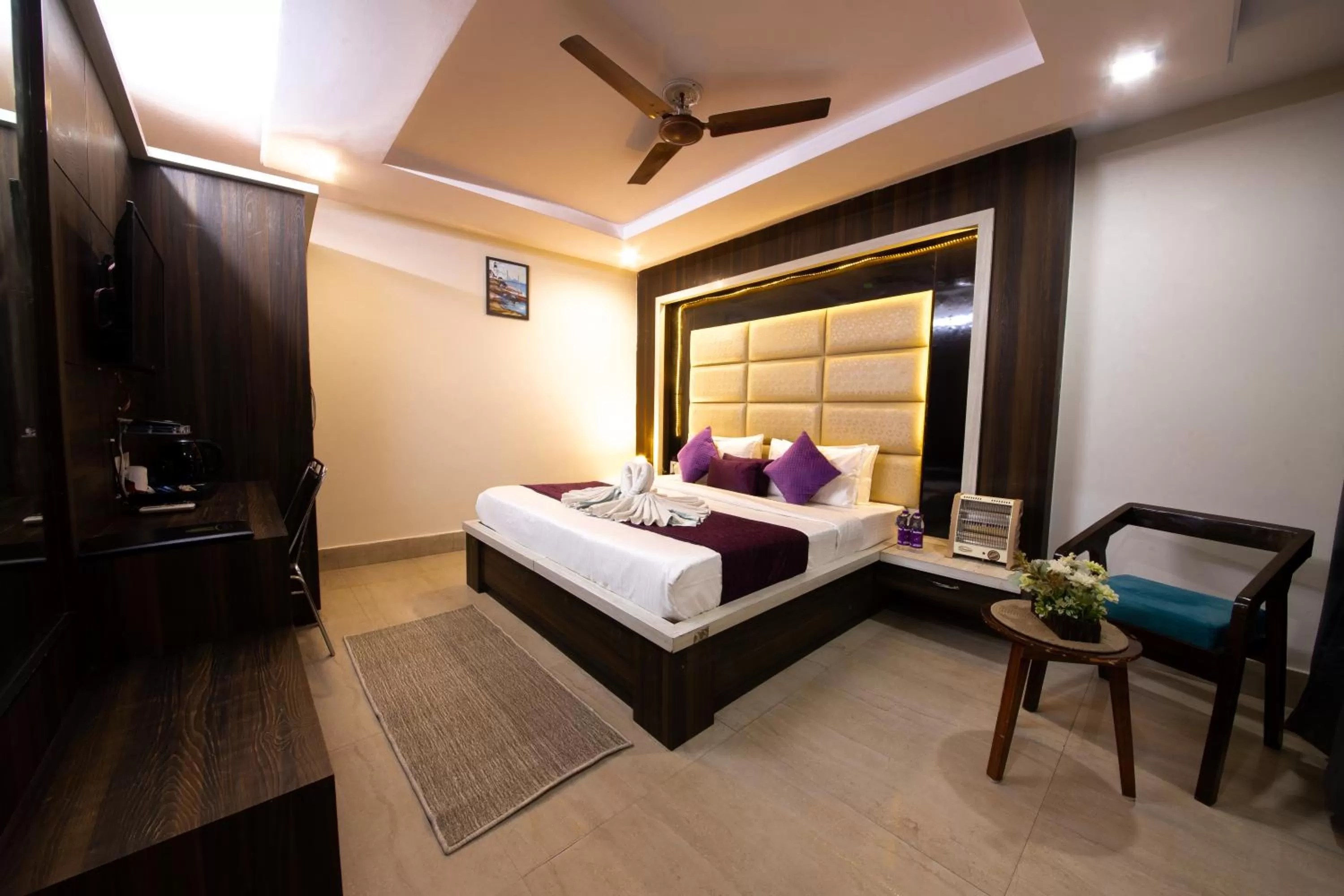 Bed in Grey Castle - Hotel Near Haridwar Railway station
