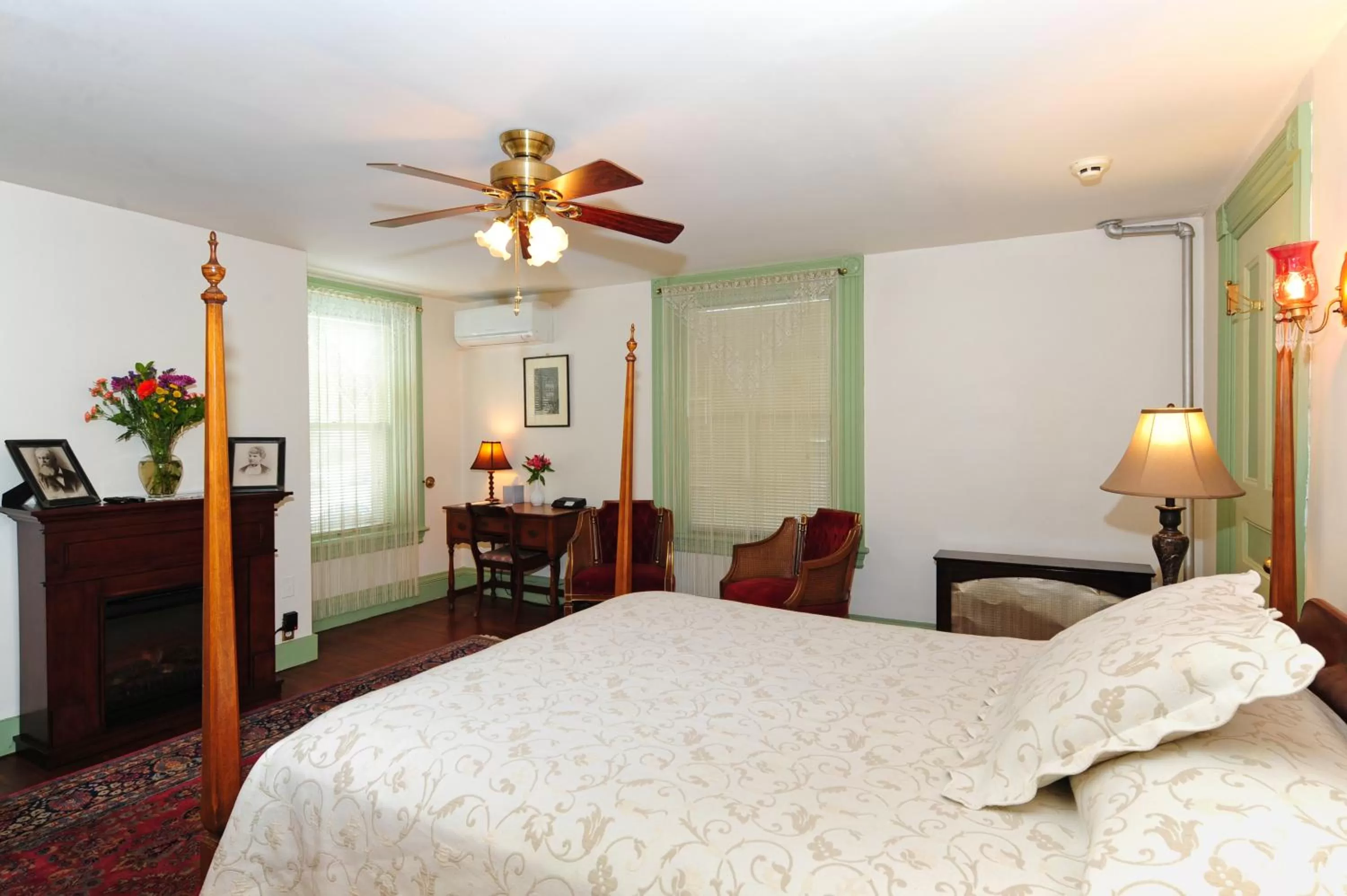 Deluxe Queen Room in Wainwright Inn