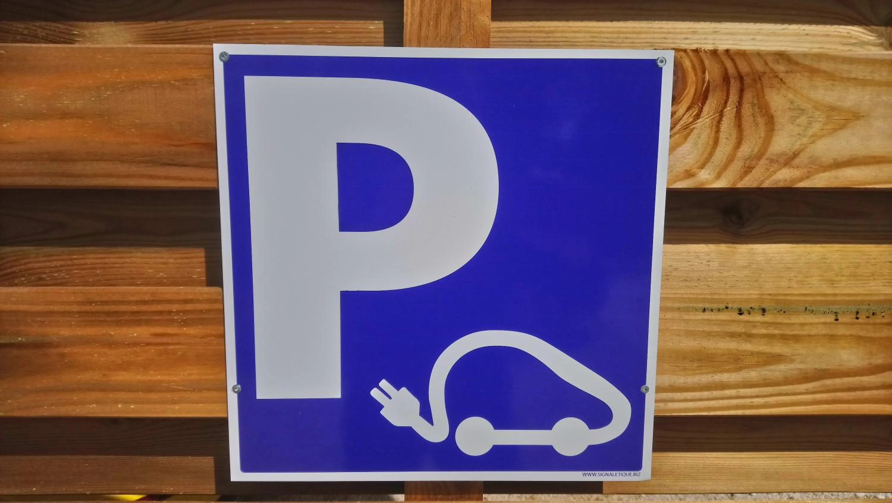 Parking in Les Jardins de Bormes, hôtel adult only avec sauna & jacuzzi