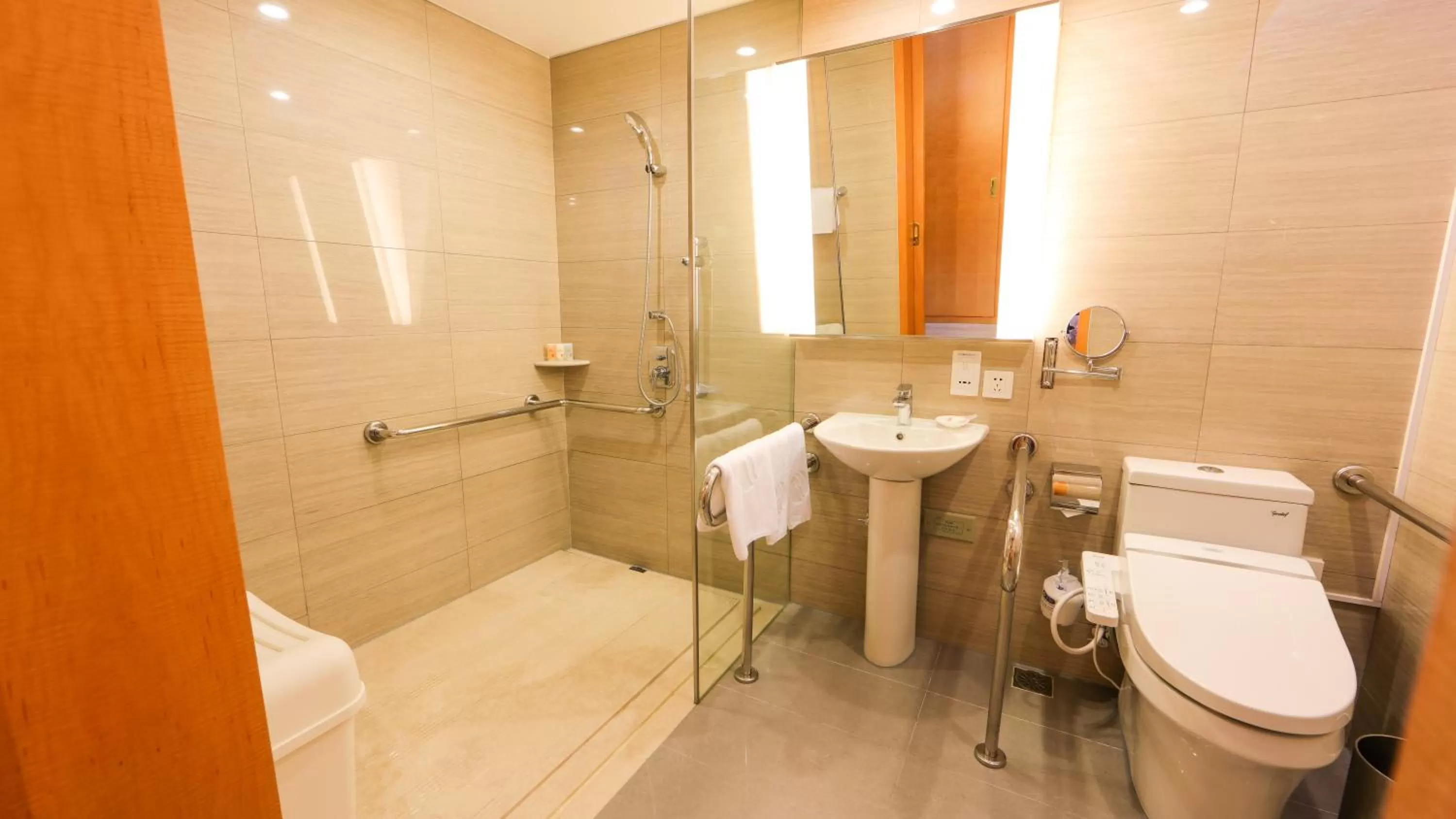 Bathroom in Ramada Plaza Shanghai Pudong Airport