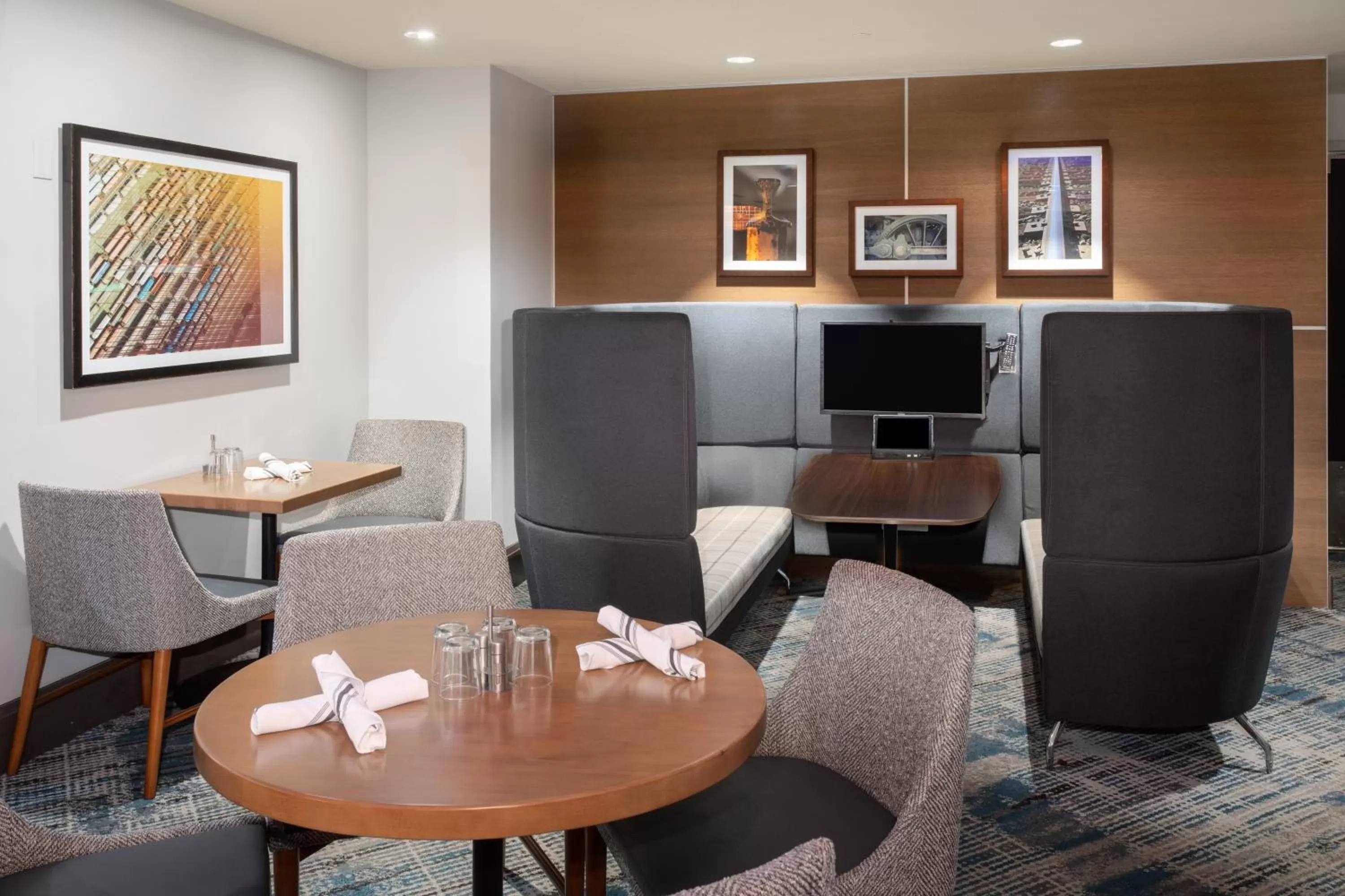 Lobby or reception in Crowne Plaza Kansas City Downtown by IHG