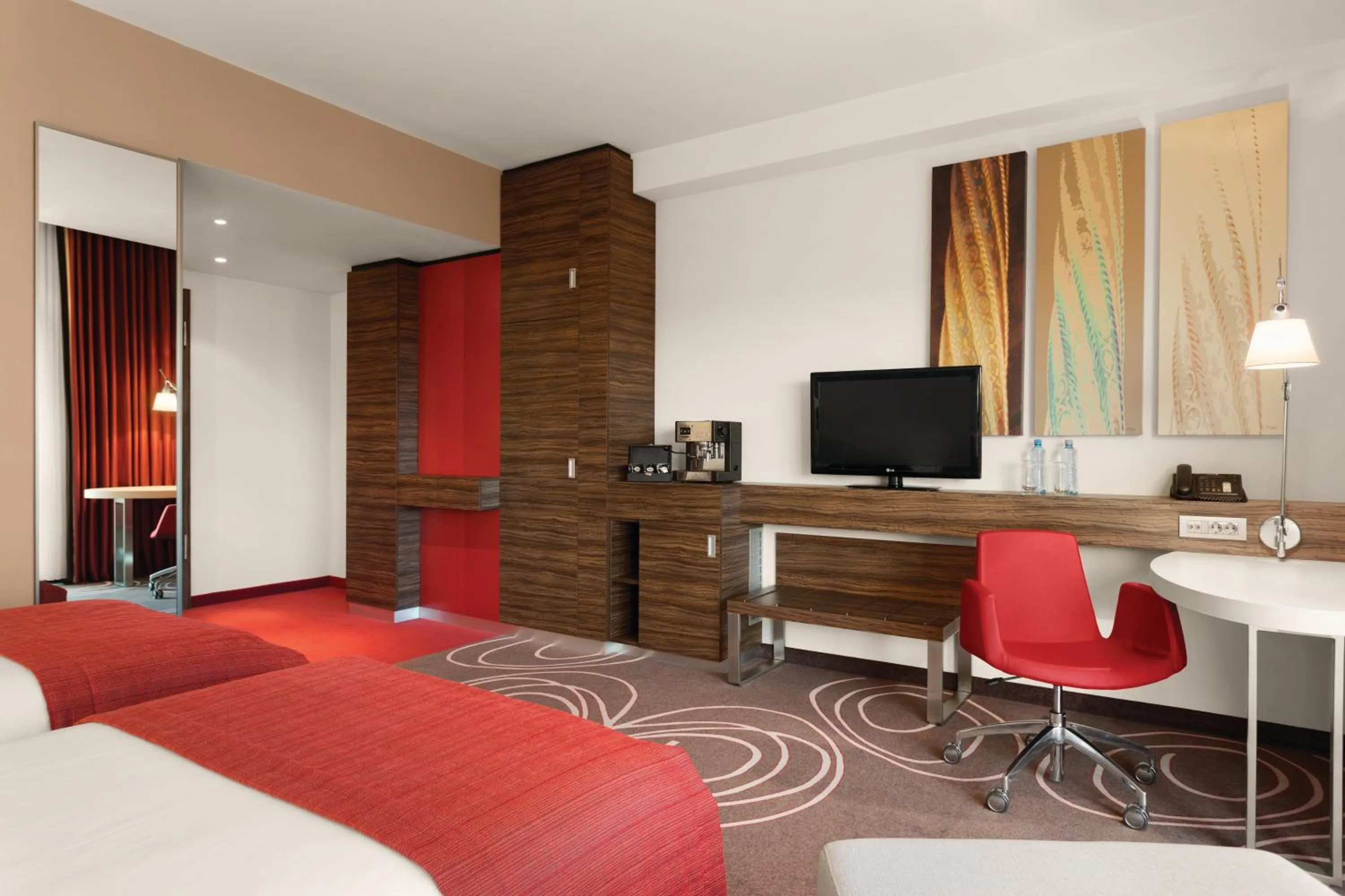 TV and multimedia, Bed in Hotel Ramada Pitesti