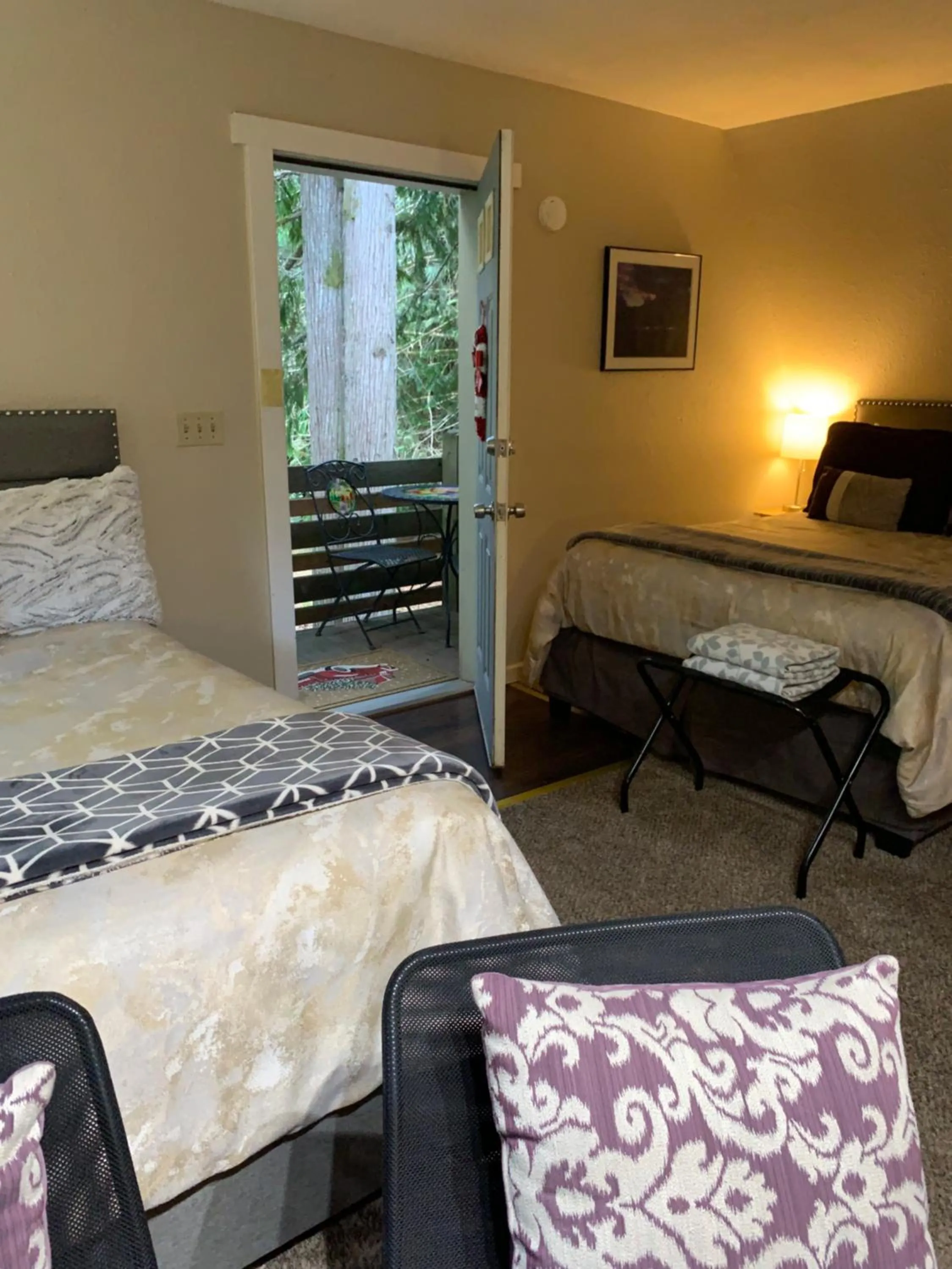 Bedroom, Bed in Mountain Meadows Inn & Chalet Suites