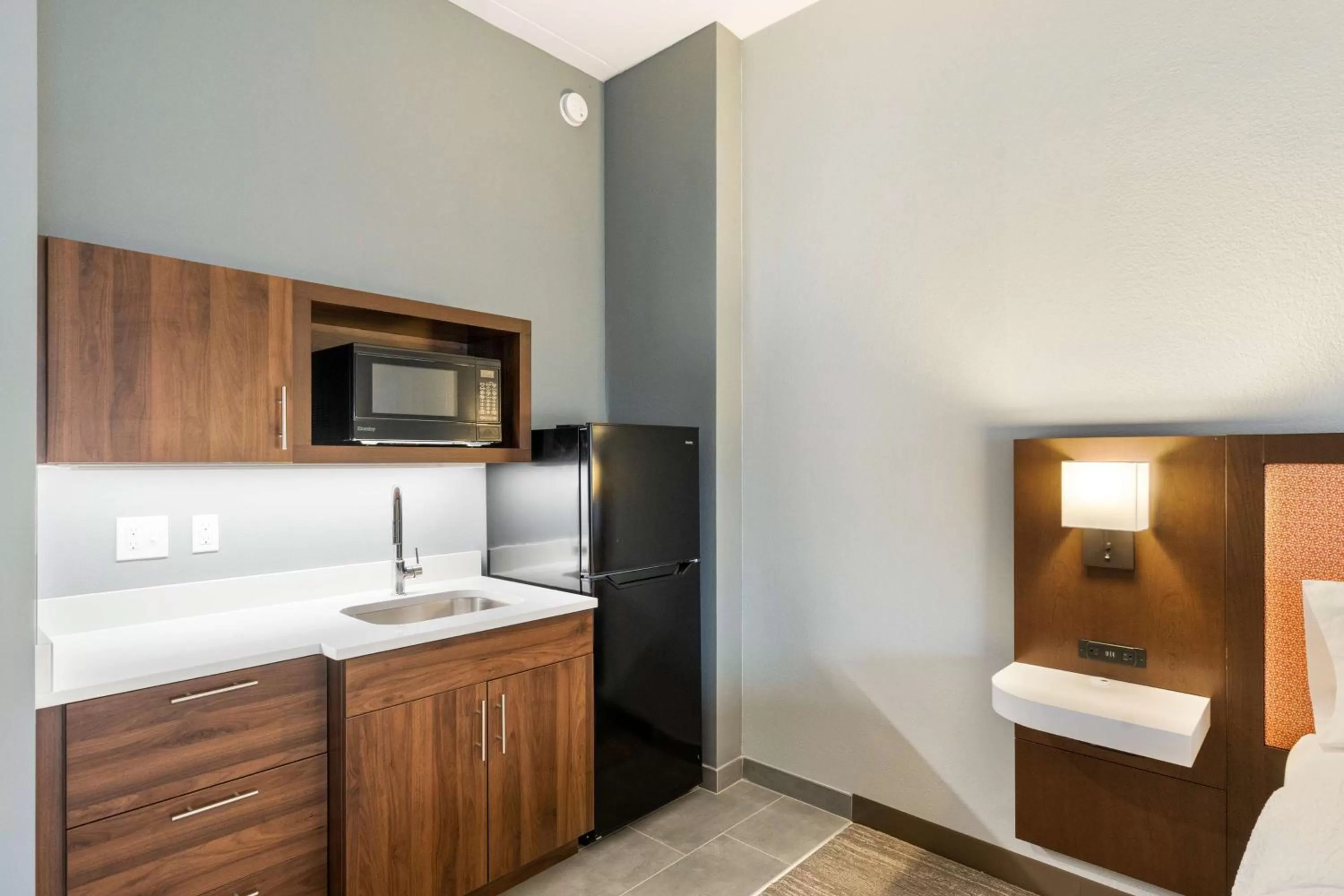 Kitchen or kitchenette, Bed in Hampton Inn Winchester