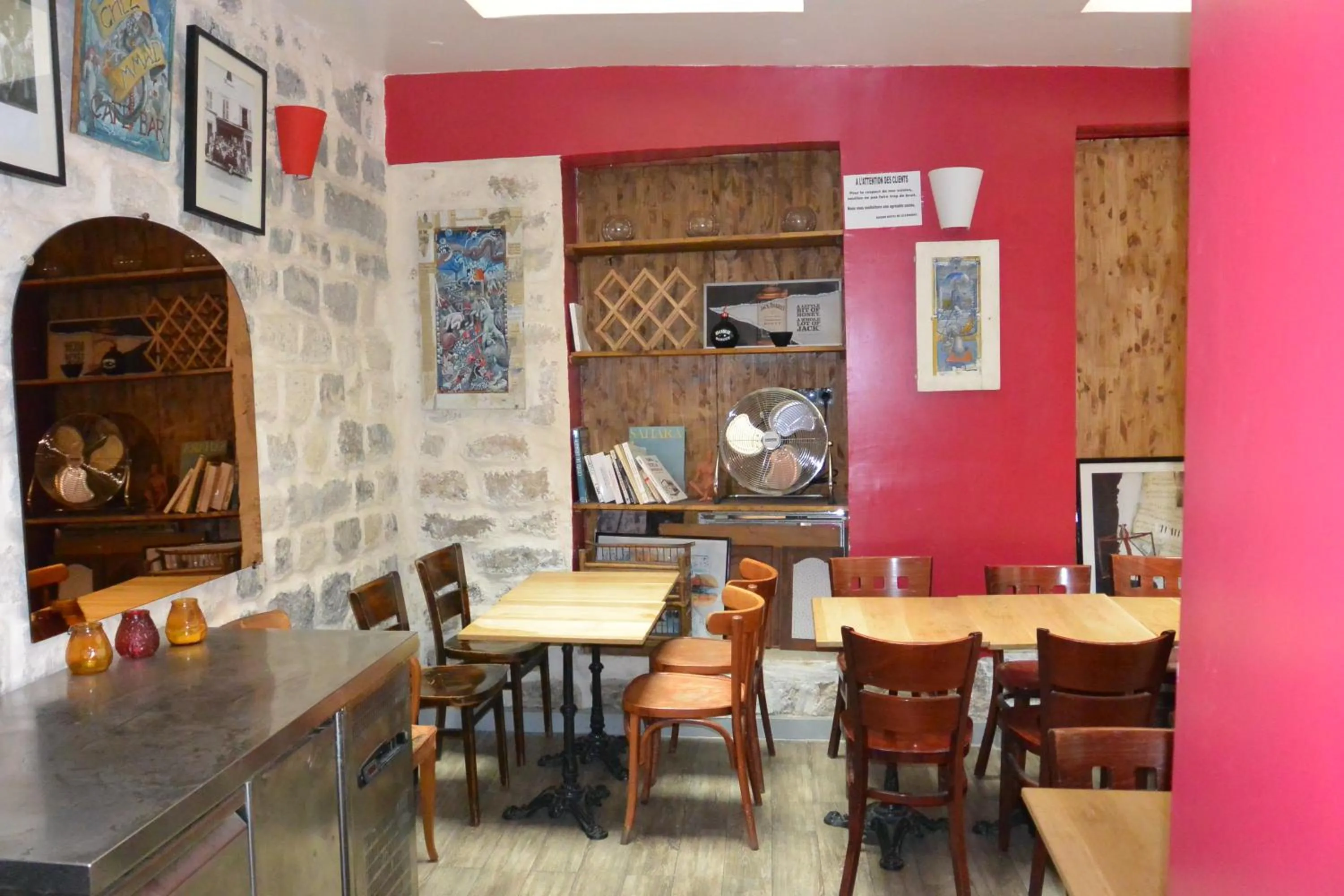 Communal lounge/ TV room in Grand Hôtel de Clermont