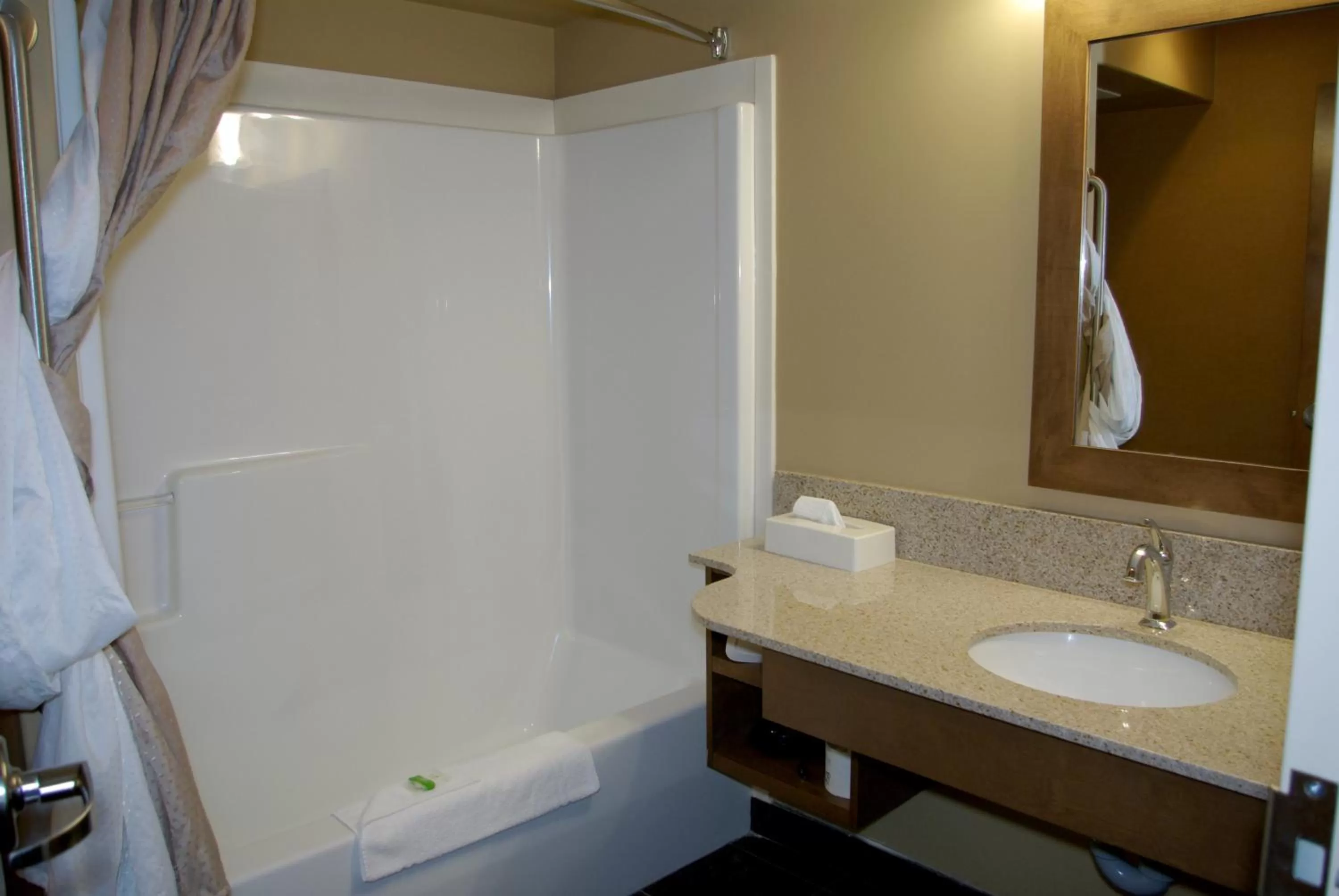 King Room with Sofa Bed - Non-Smoking in Camrose Resort Hotel