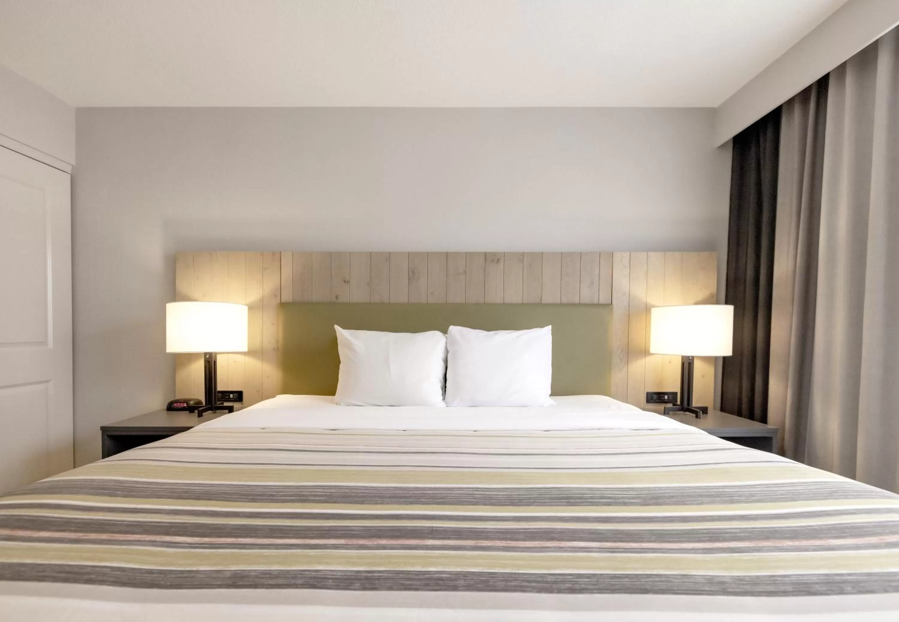 Bed in Country Inn & Suites by Radisson, Tinley Park, IL