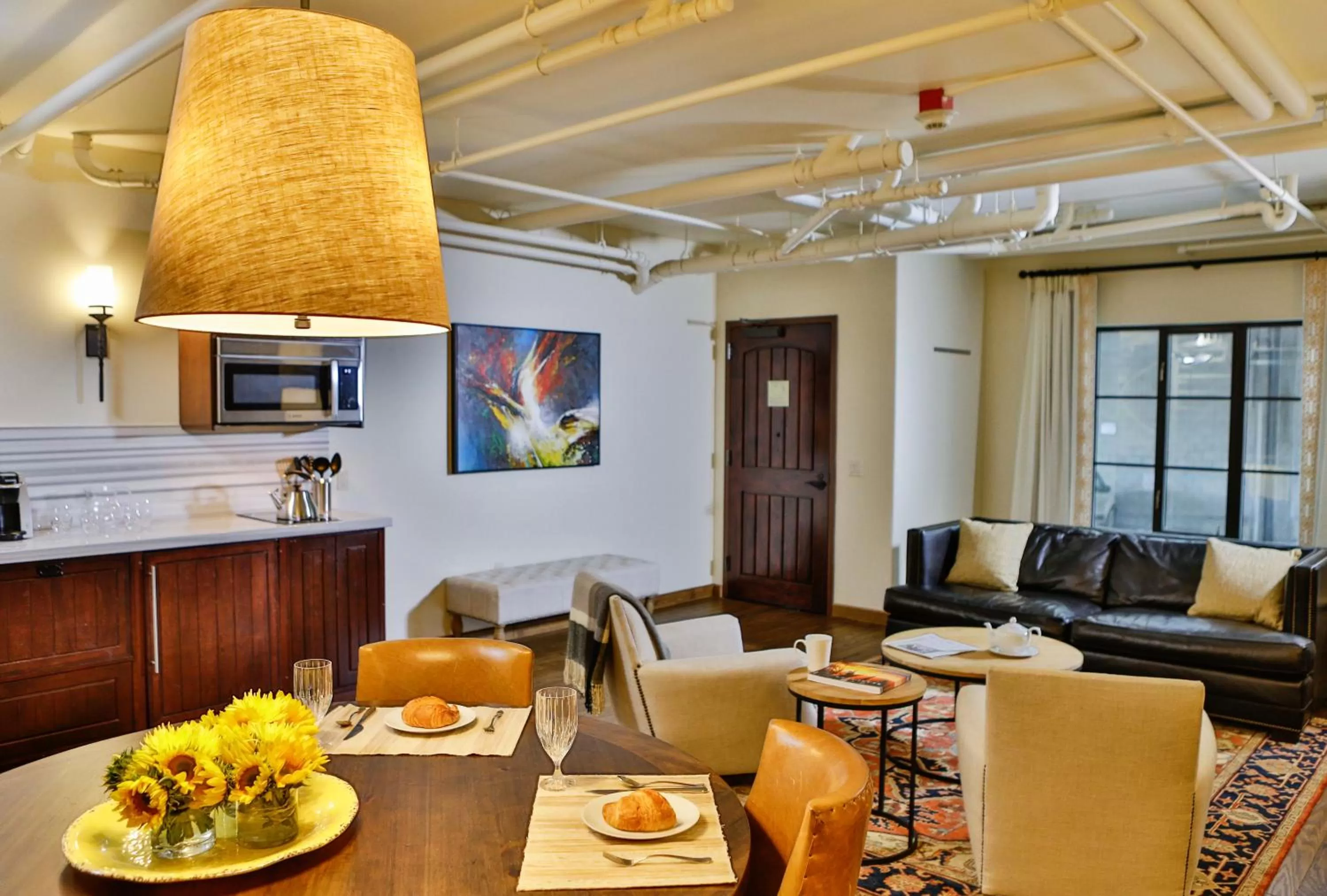 Seating area in Plaza la Reina