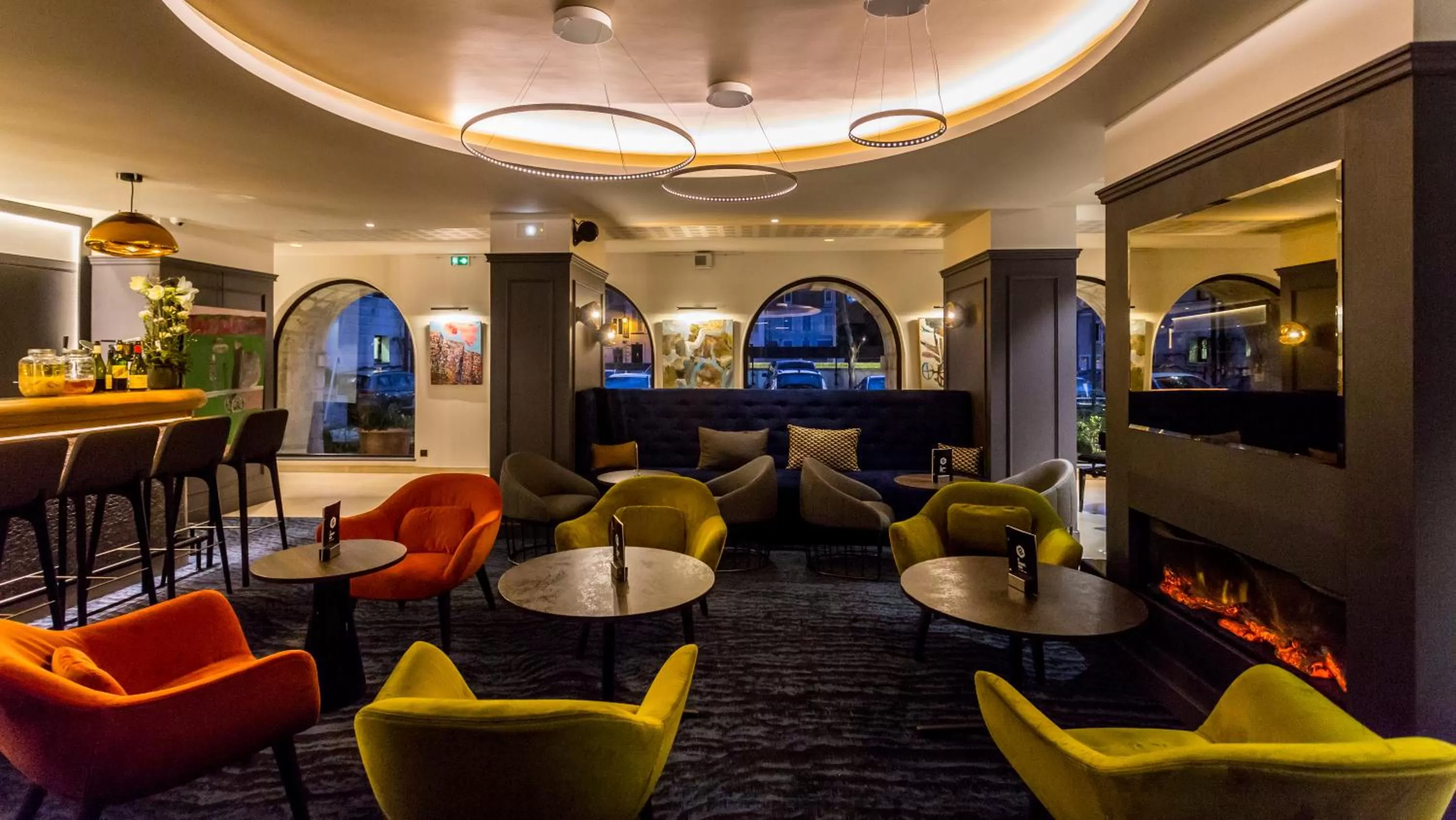 Lounge or bar in Hotel De Bourbon Grand Hotel Mercure Bourges
