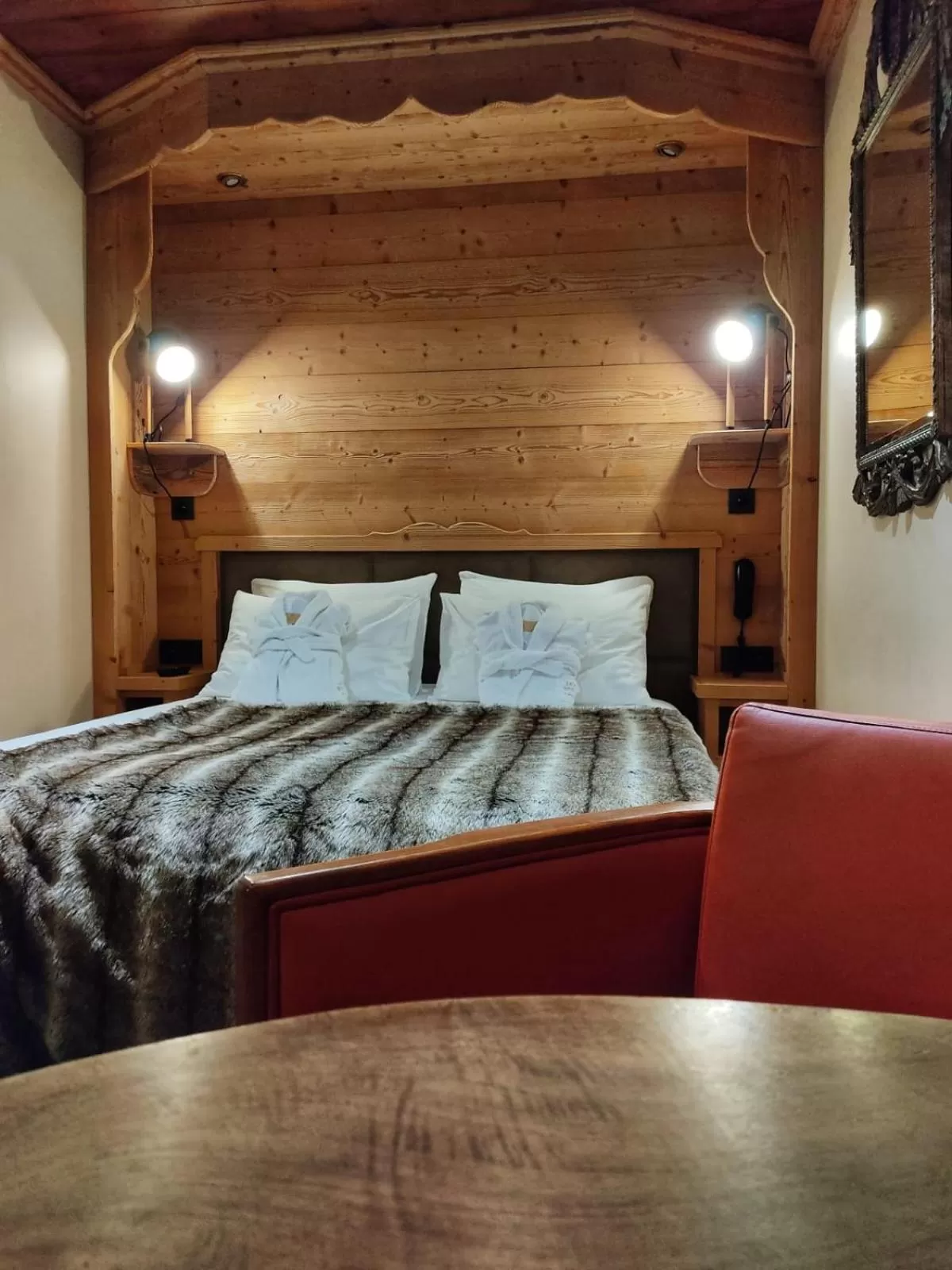 Bedroom, Bed in Coeur des Neiges
