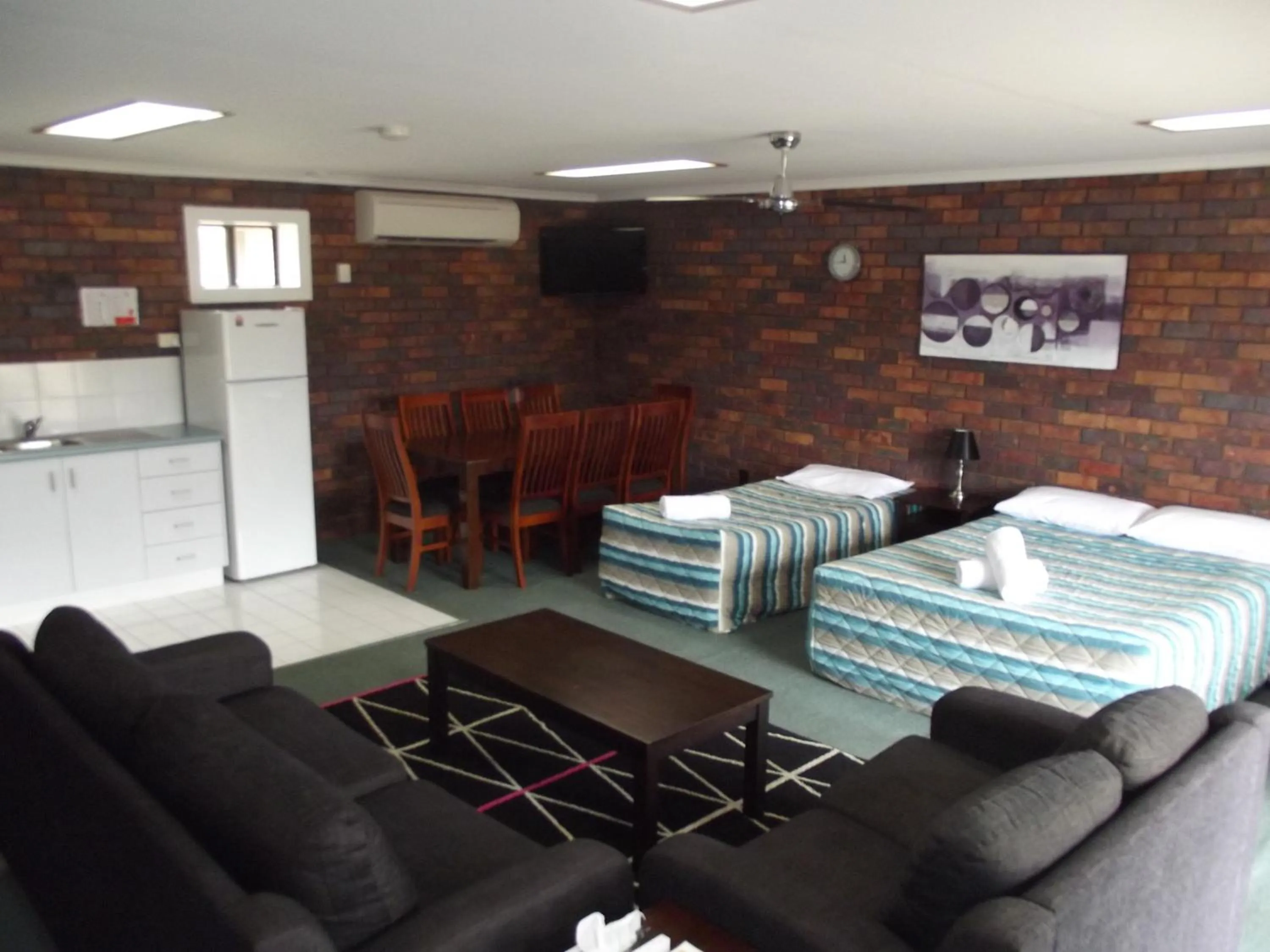 Living room in Bridge Street Motor Inn