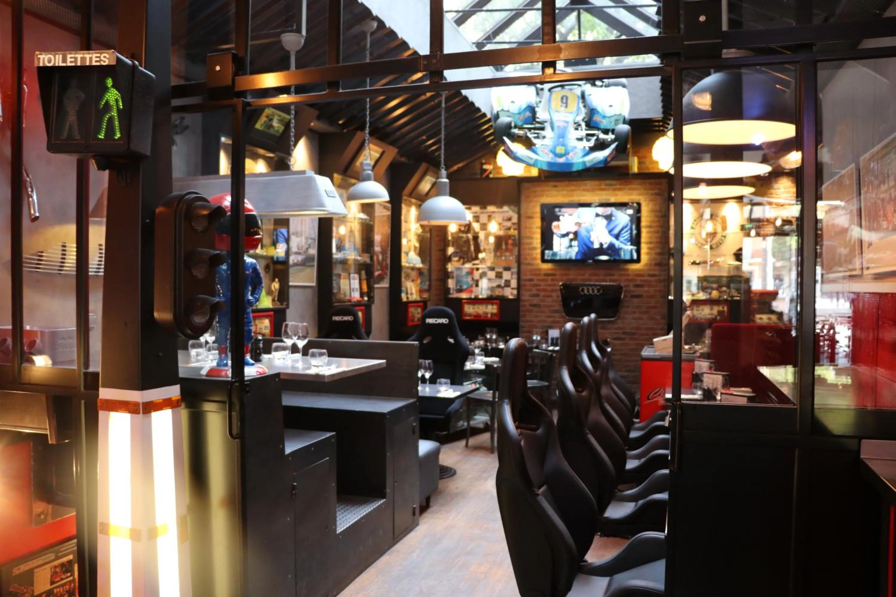 Restaurant/places to eat in Acropole