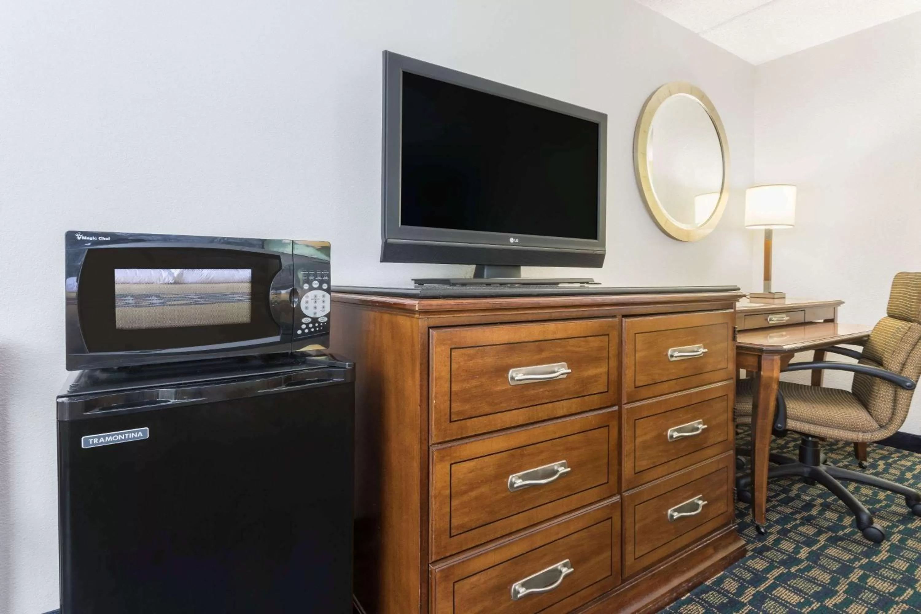 Photo of the whole room in Super 8 By Wyndham Kingsland I-95 Naval Base Area