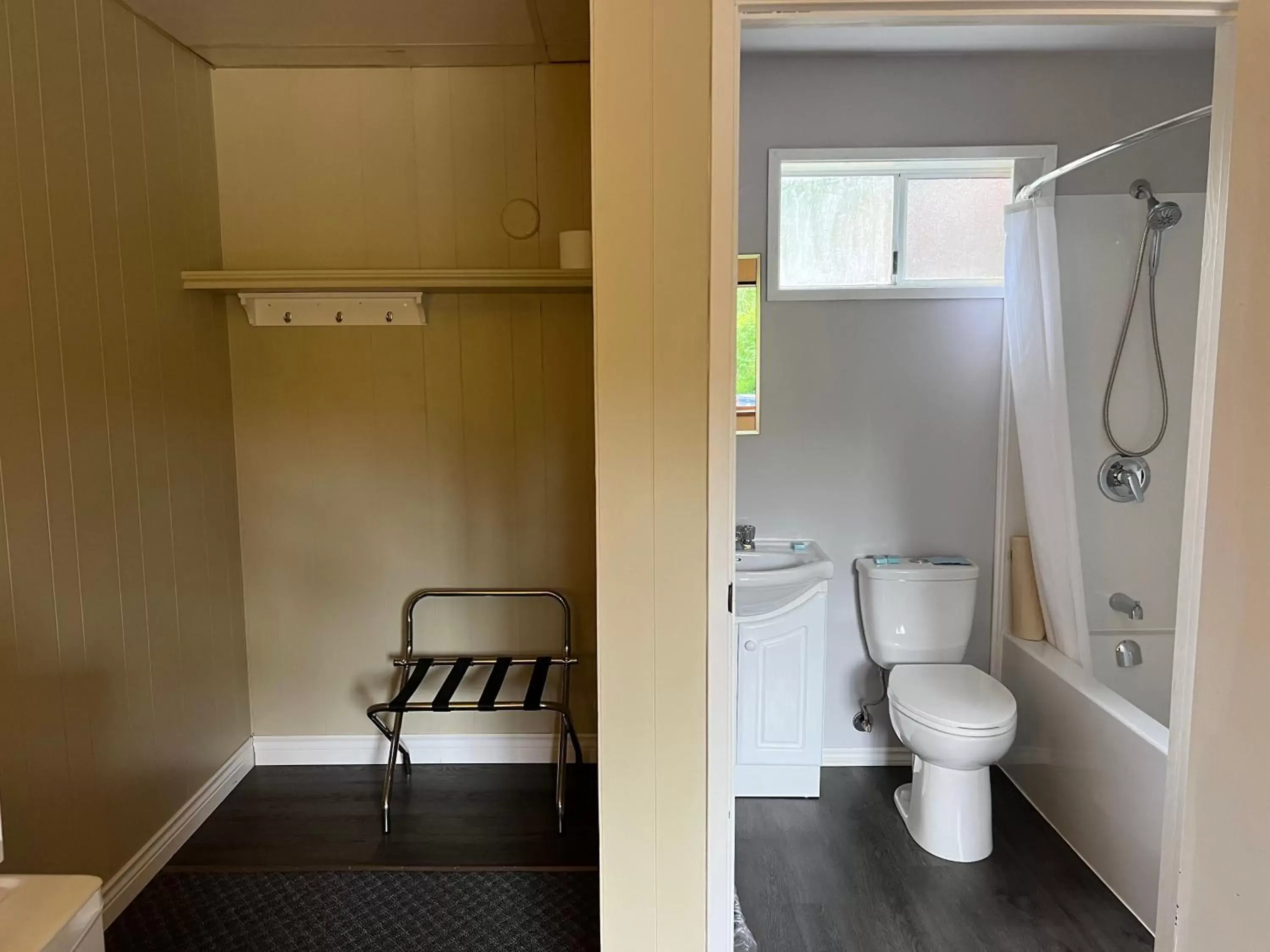 Queen Room in Pioneer Inn by the River Queen Room in Pioneer Inn by the River