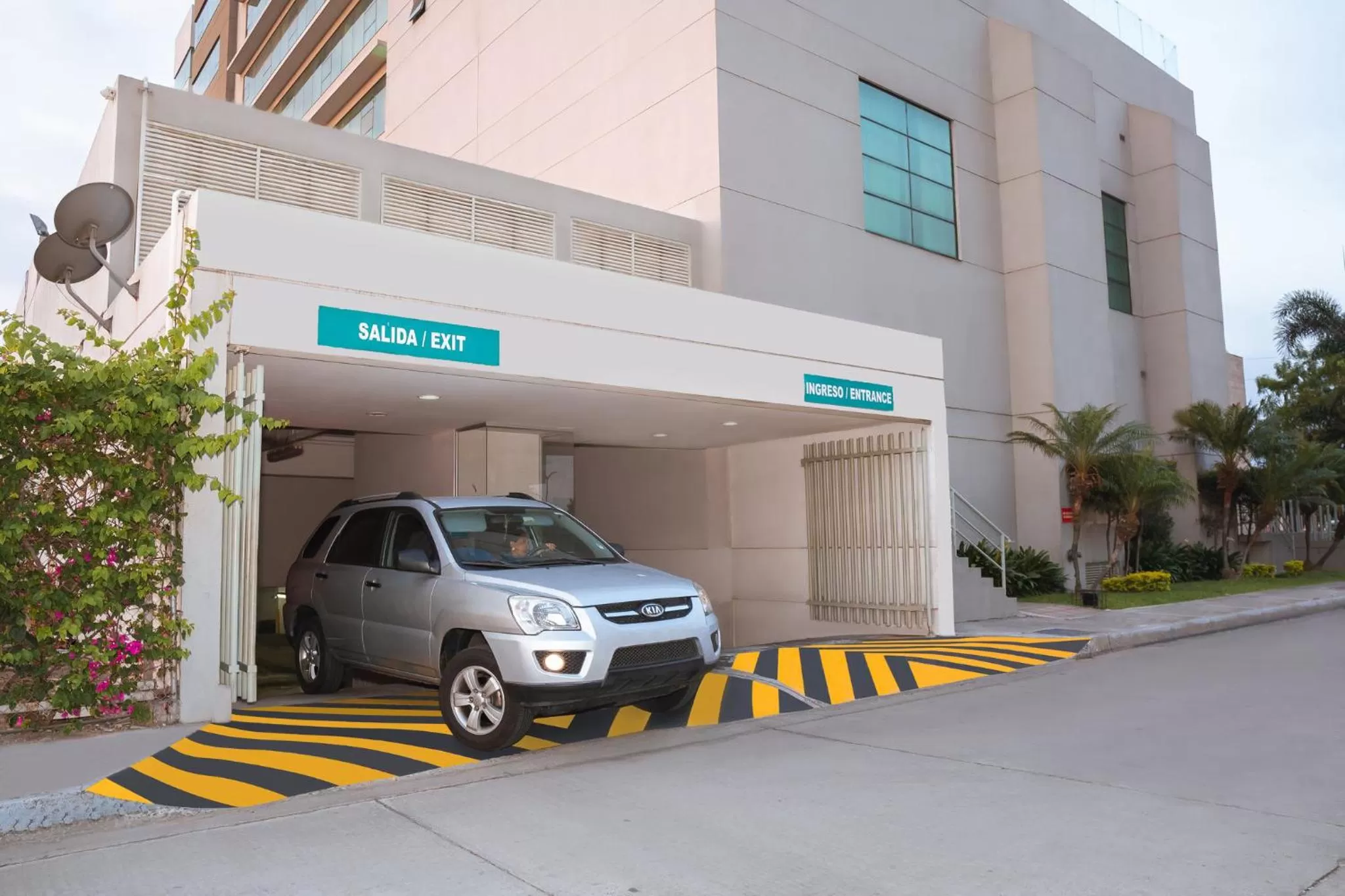 Property building in Holiday Inn Guayaquil Airport by IHG