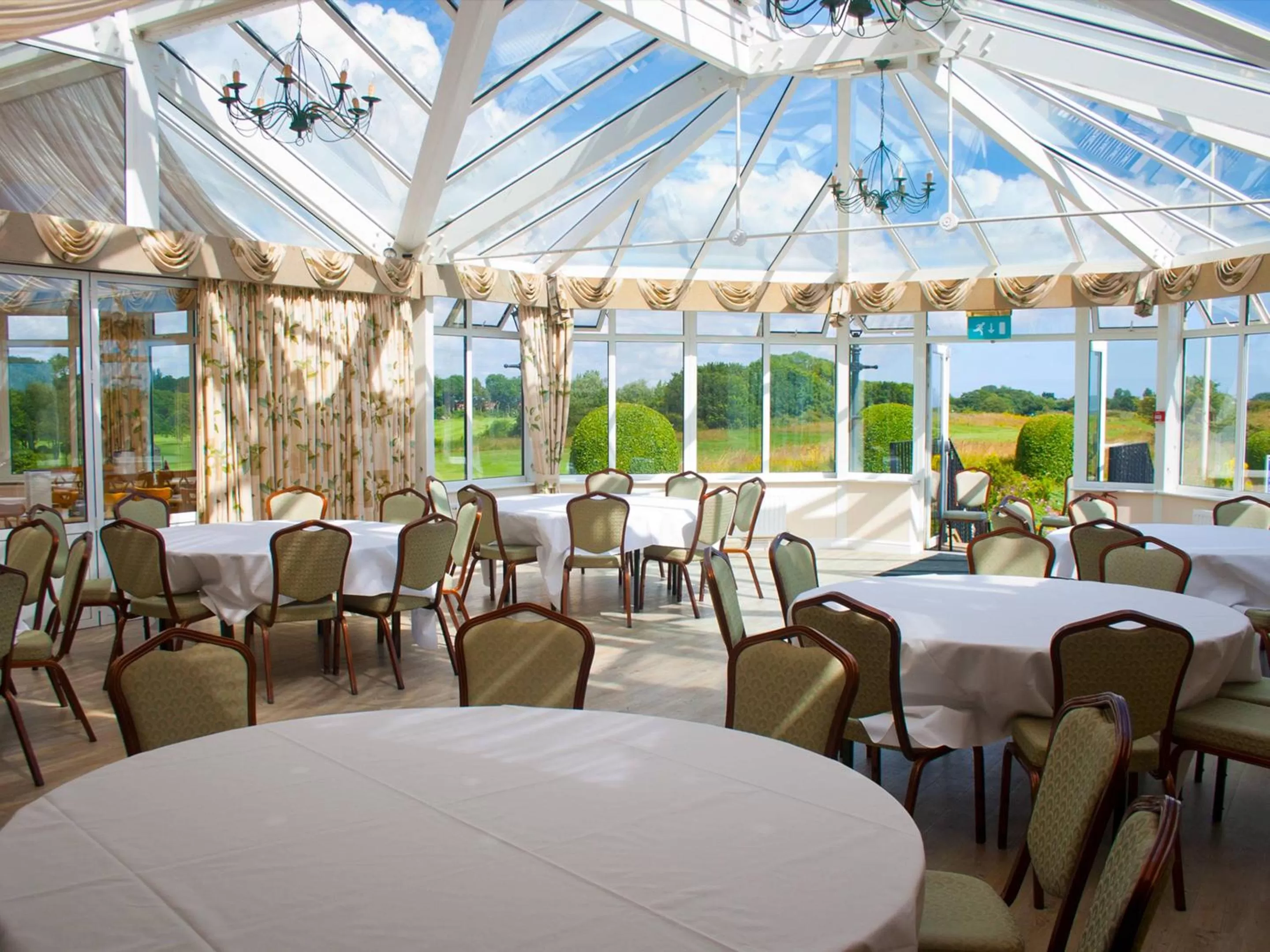 Restaurant/places to eat in North Shore Hotel