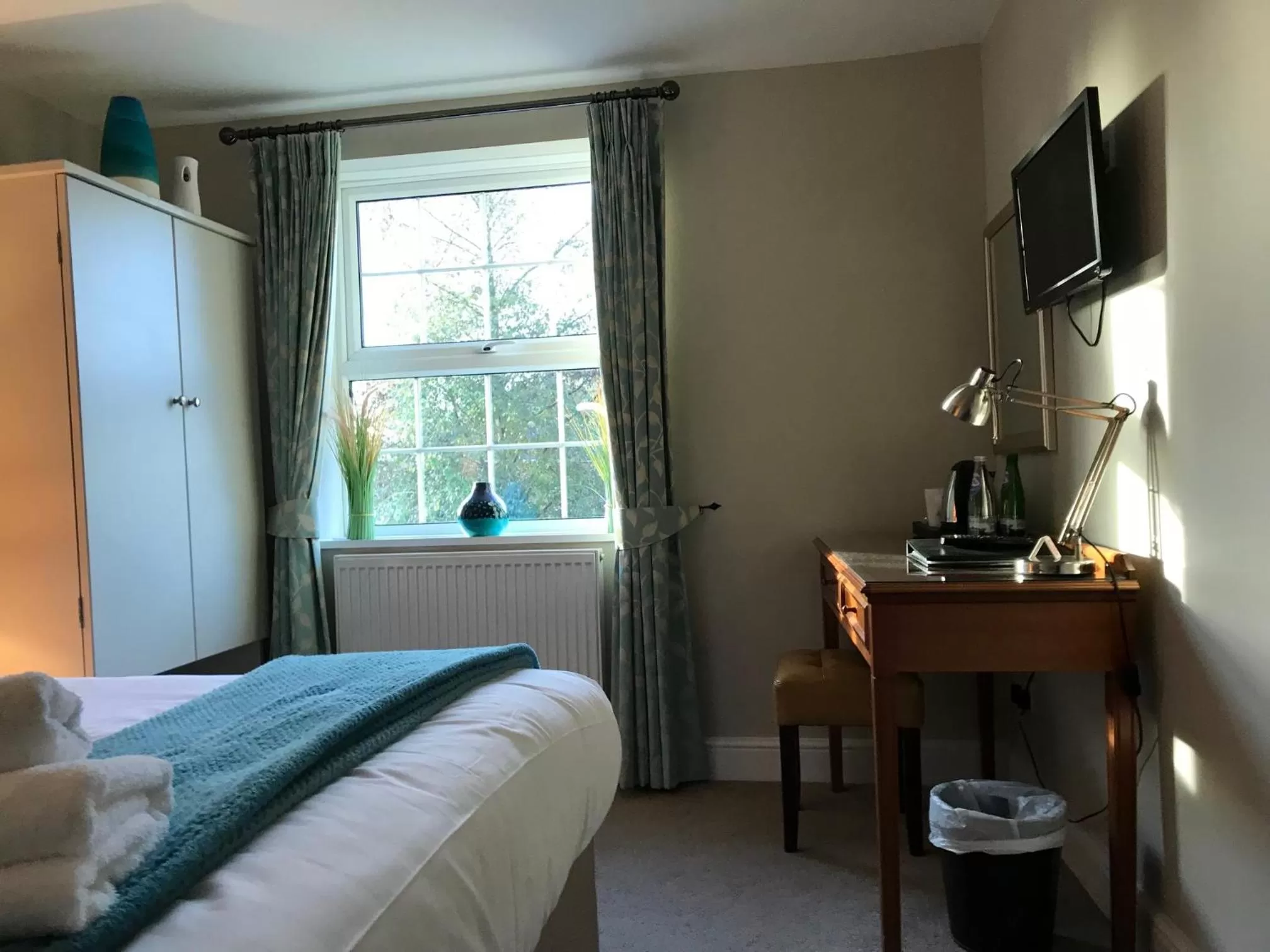 Bedroom, Bed in The Black Swan Inn