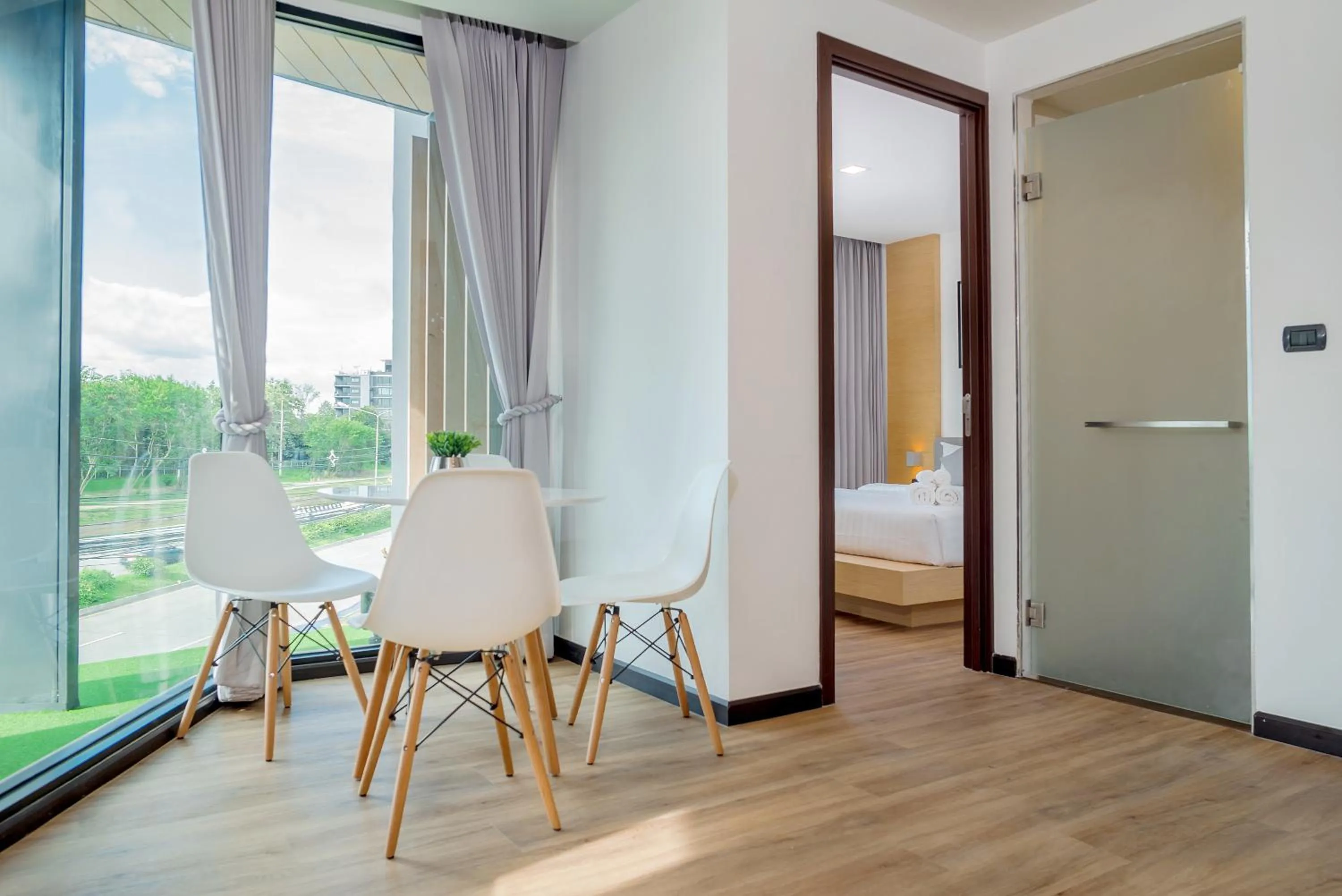 Restaurant/places to eat in Pause and Play Hotel