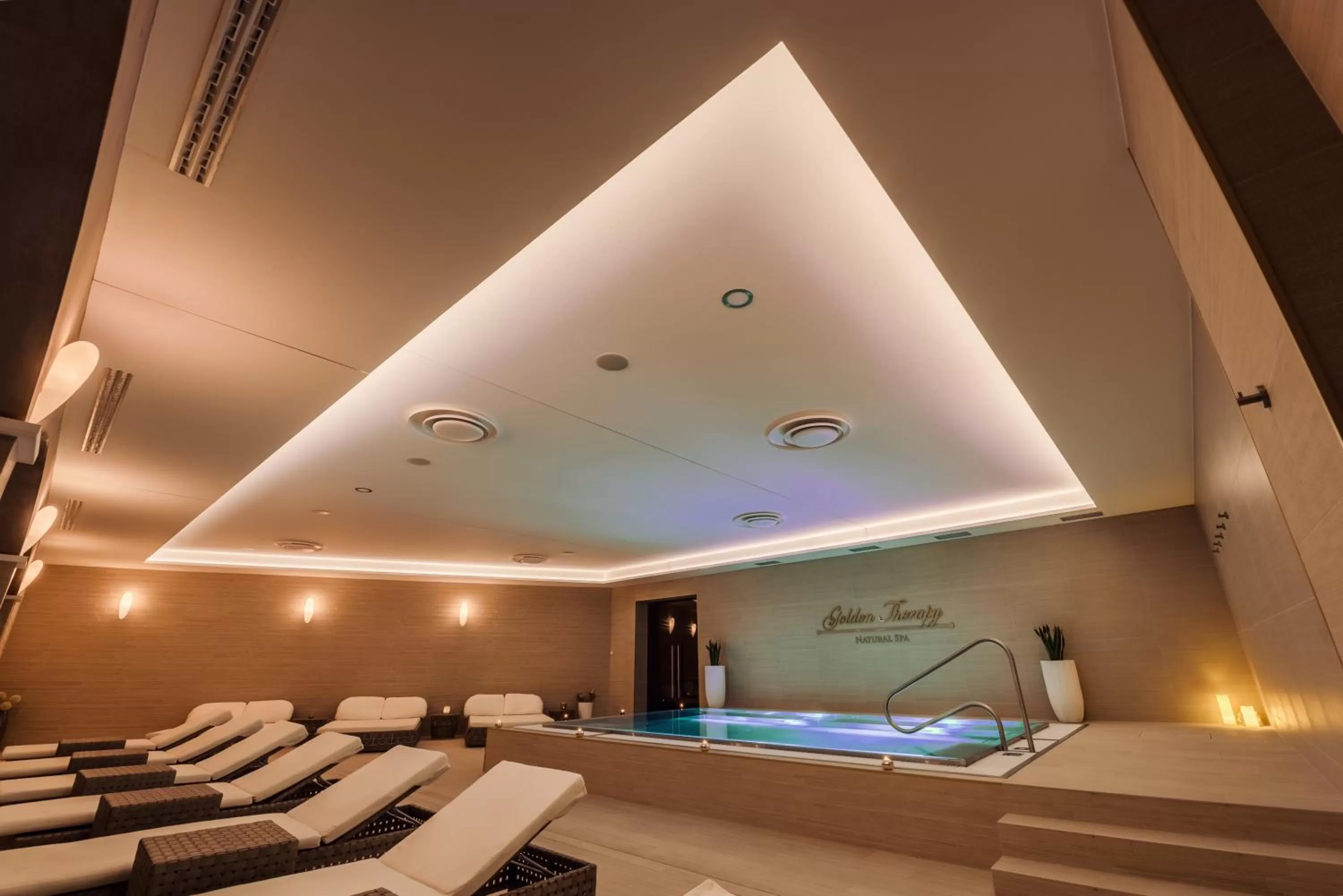 Hot Tub in Villa Plaza Boutique Hotel & Spa