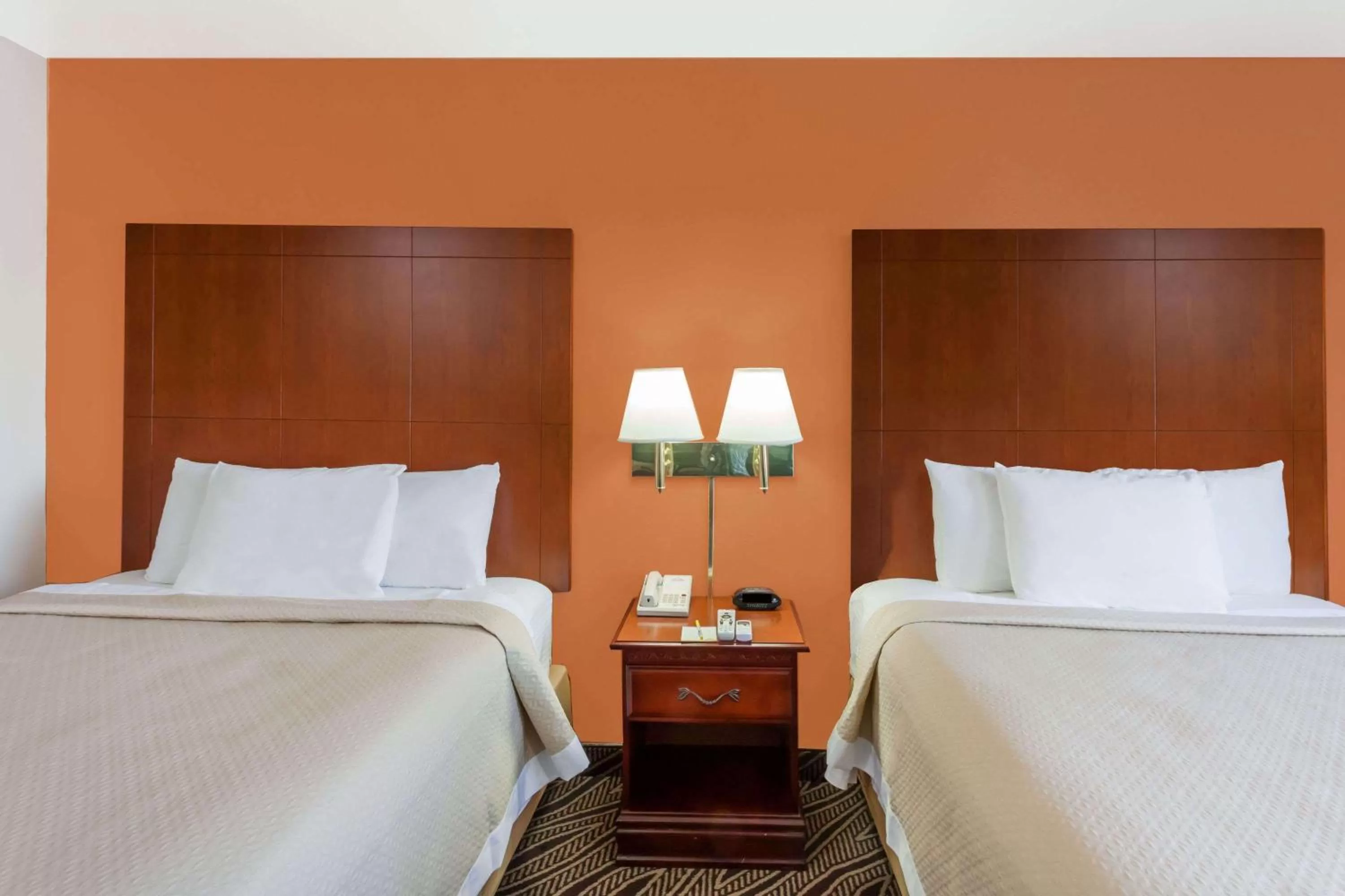 Photo of the whole room, Bed in Days Inn by Wyndham Dyersburg