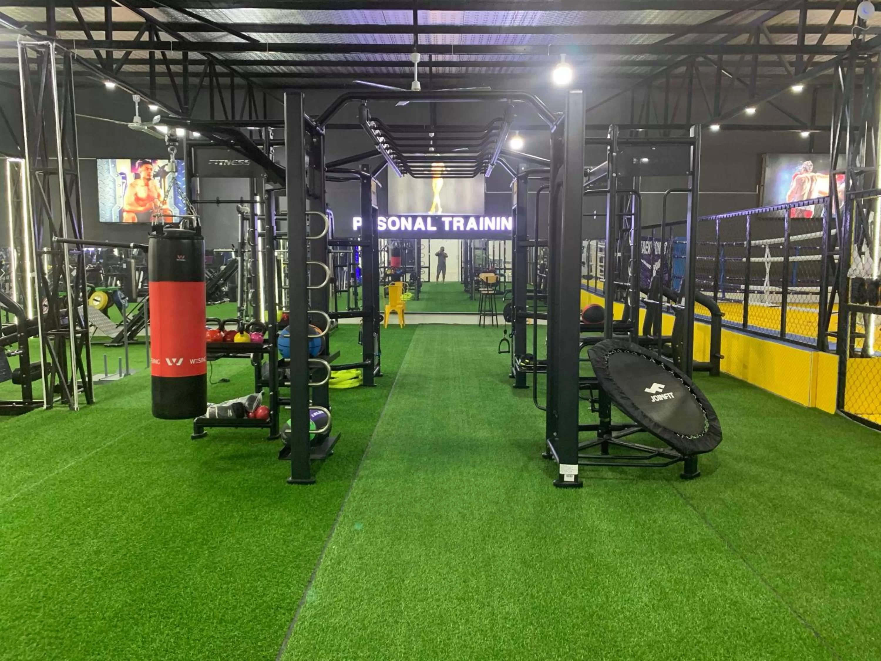 Fitness Center/Facilities in D'Villa Hotel - Homestay