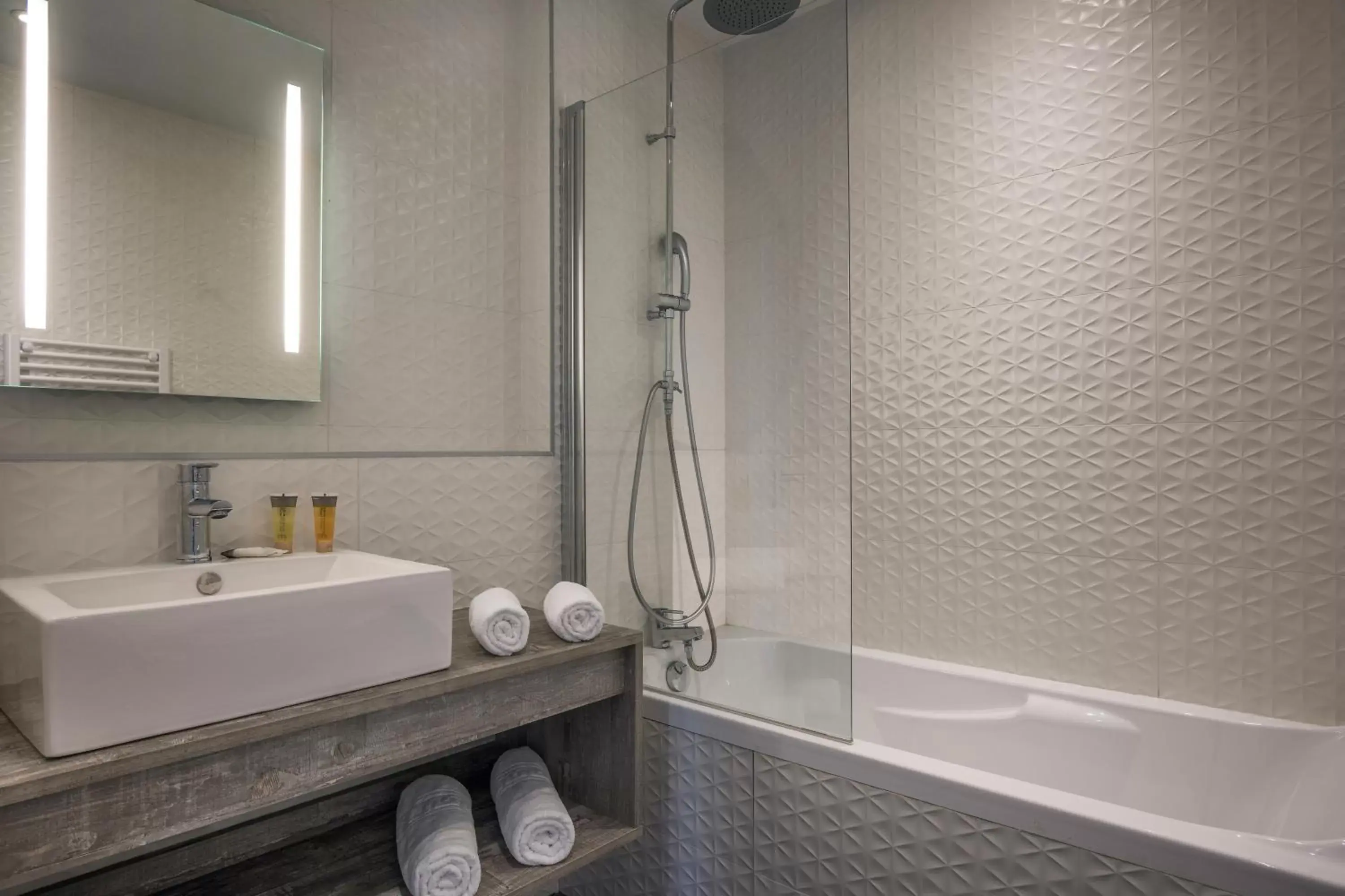 Large Double Room in SOWELL HOTELS Les Chevaliers Large Double Room in SOWELL HOTELS Les Chevaliers