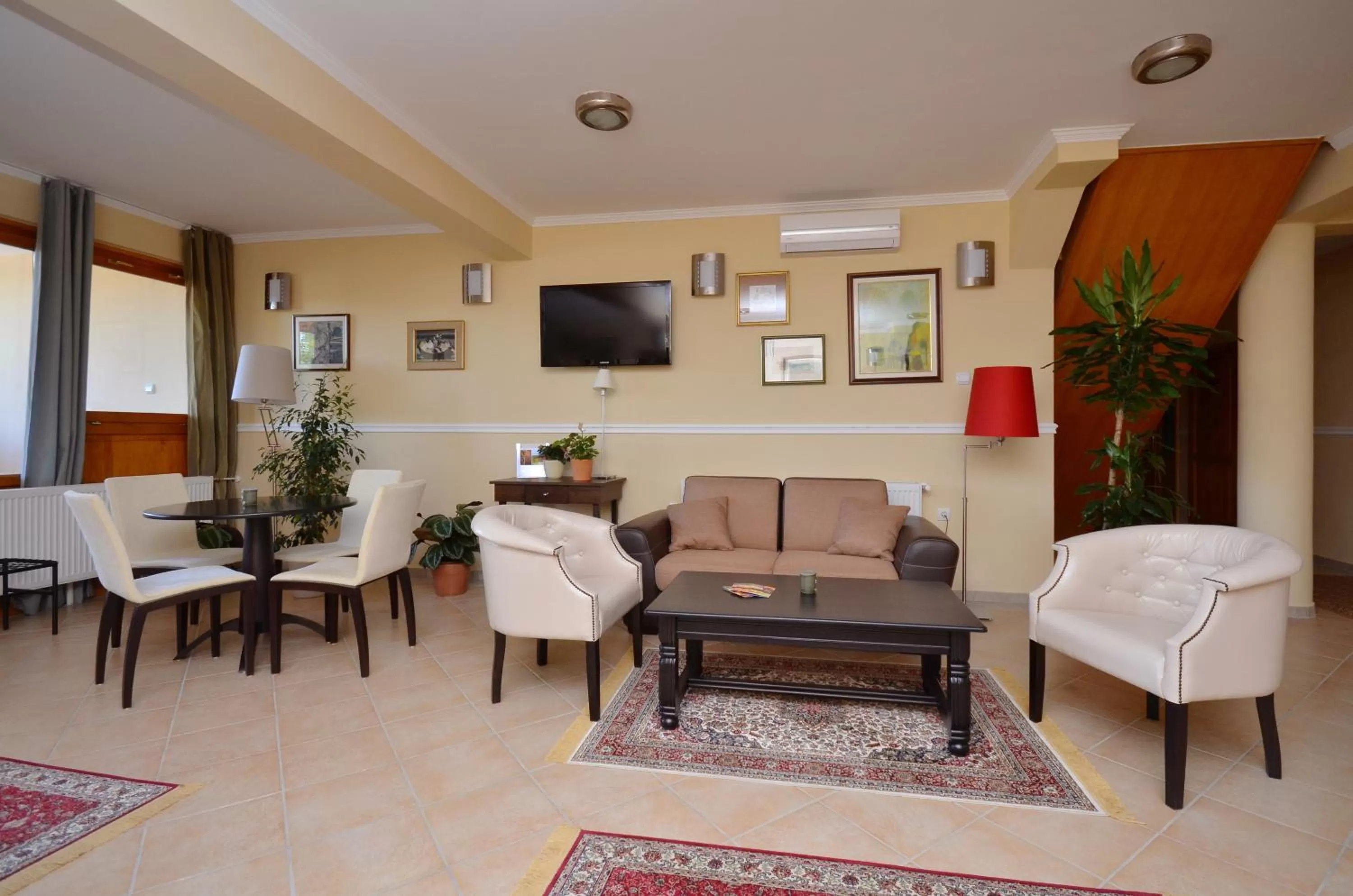 Communal lounge/ TV room, Seating Area in Art Garni Hotel