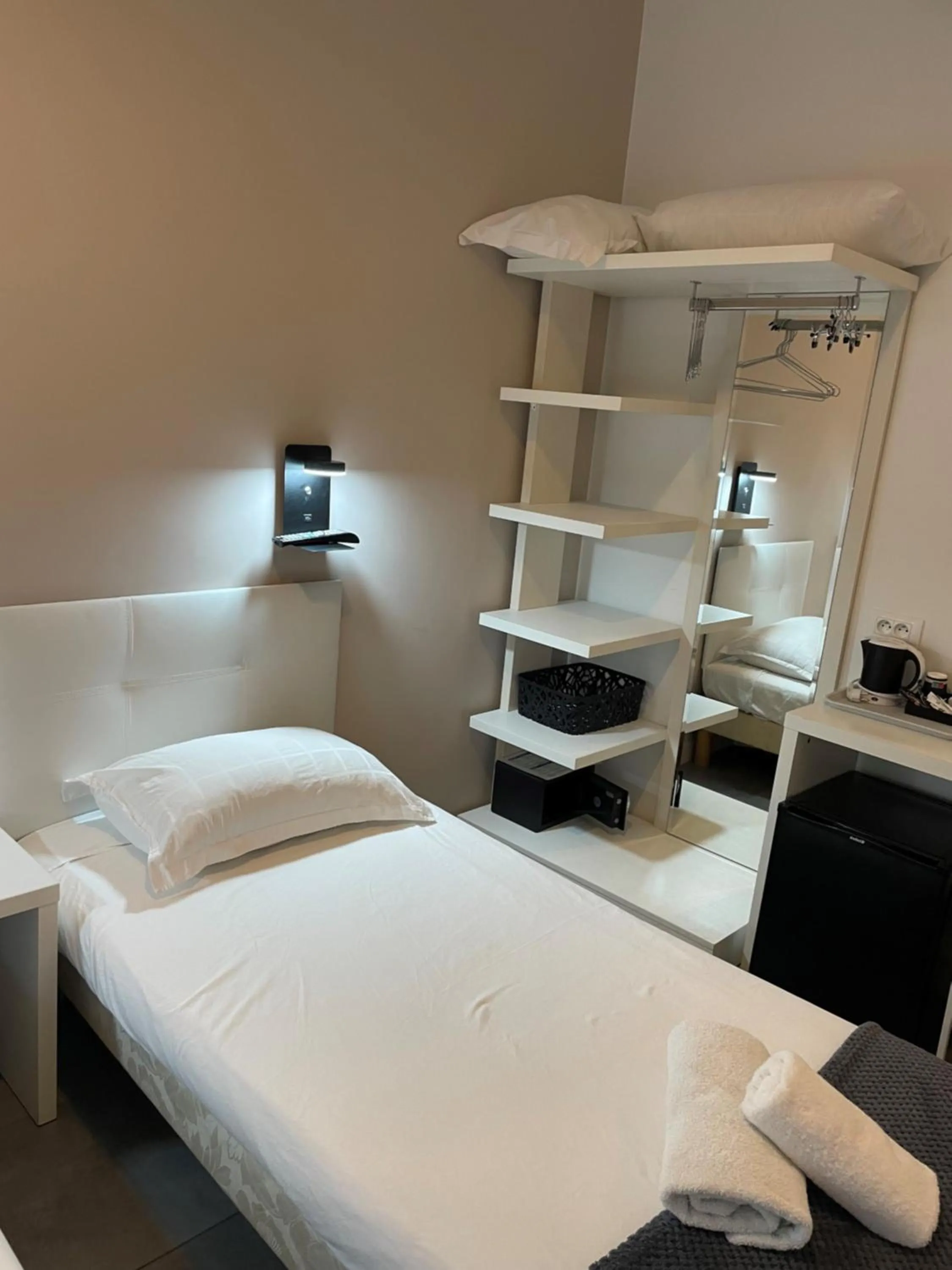 View (from property/room), Bed in Hôtel Anna Livia