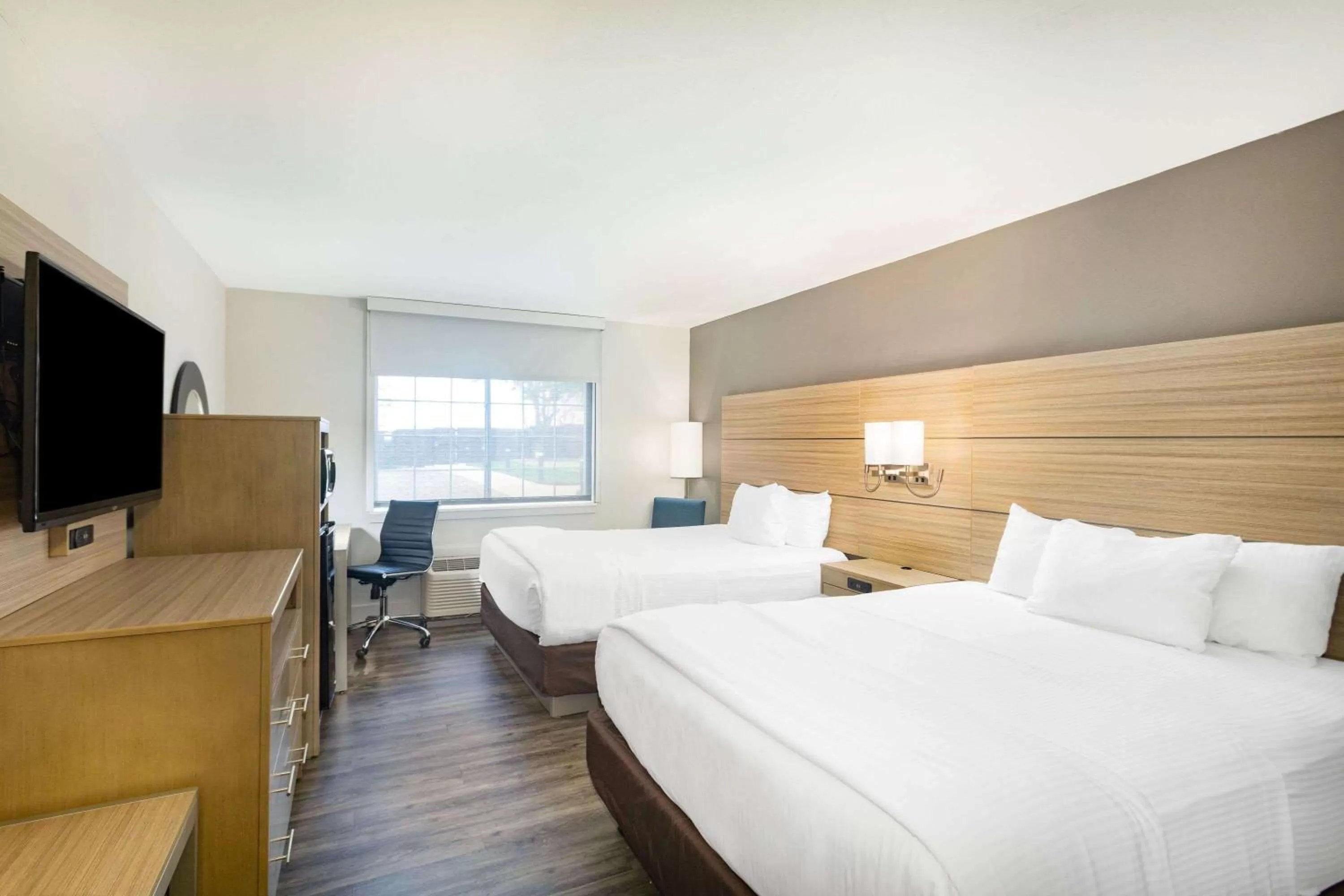 Photo of the whole room, Bed in La Quinta by Wyndham Joplin