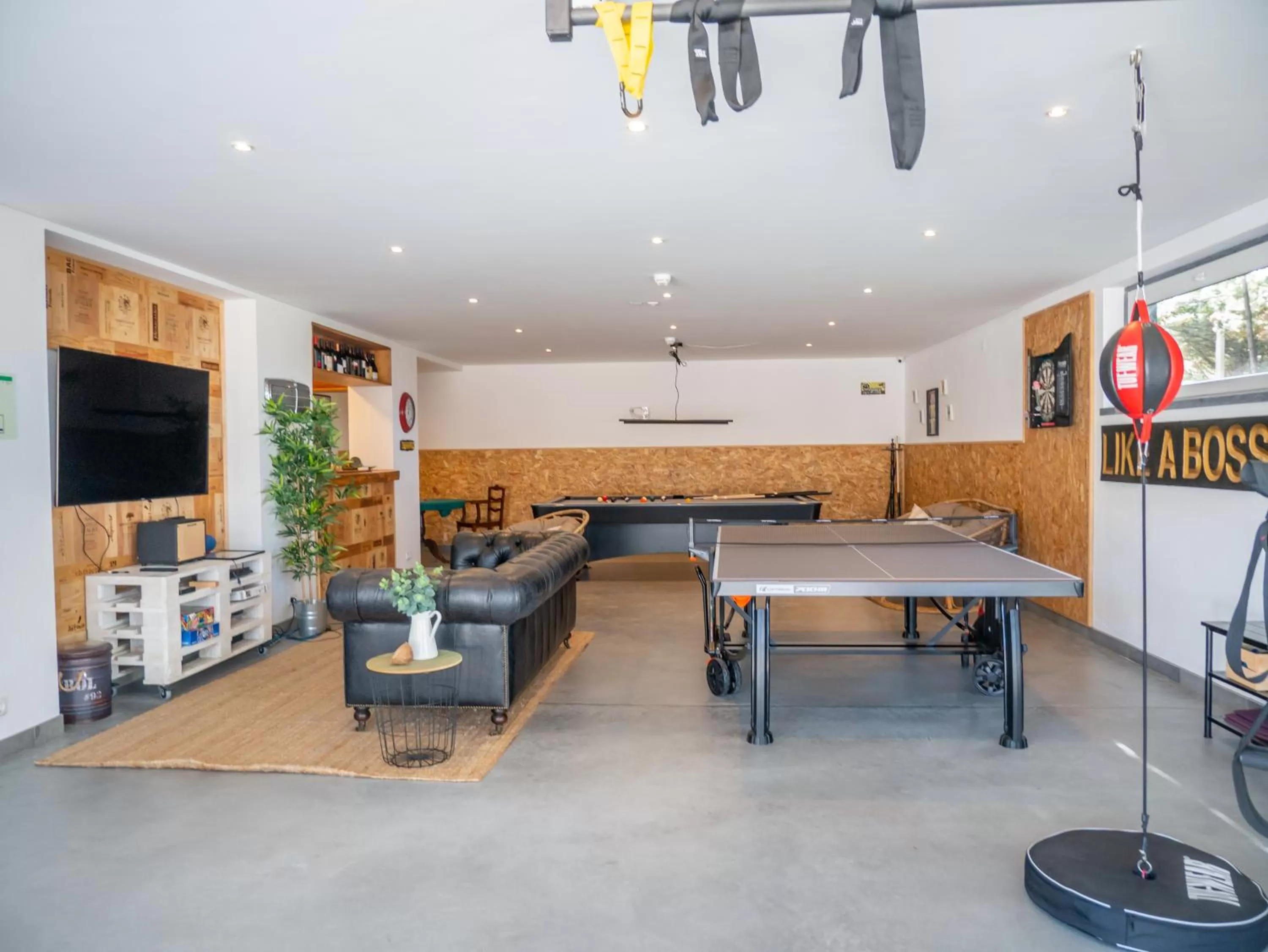 Billiard in Azen Cool House