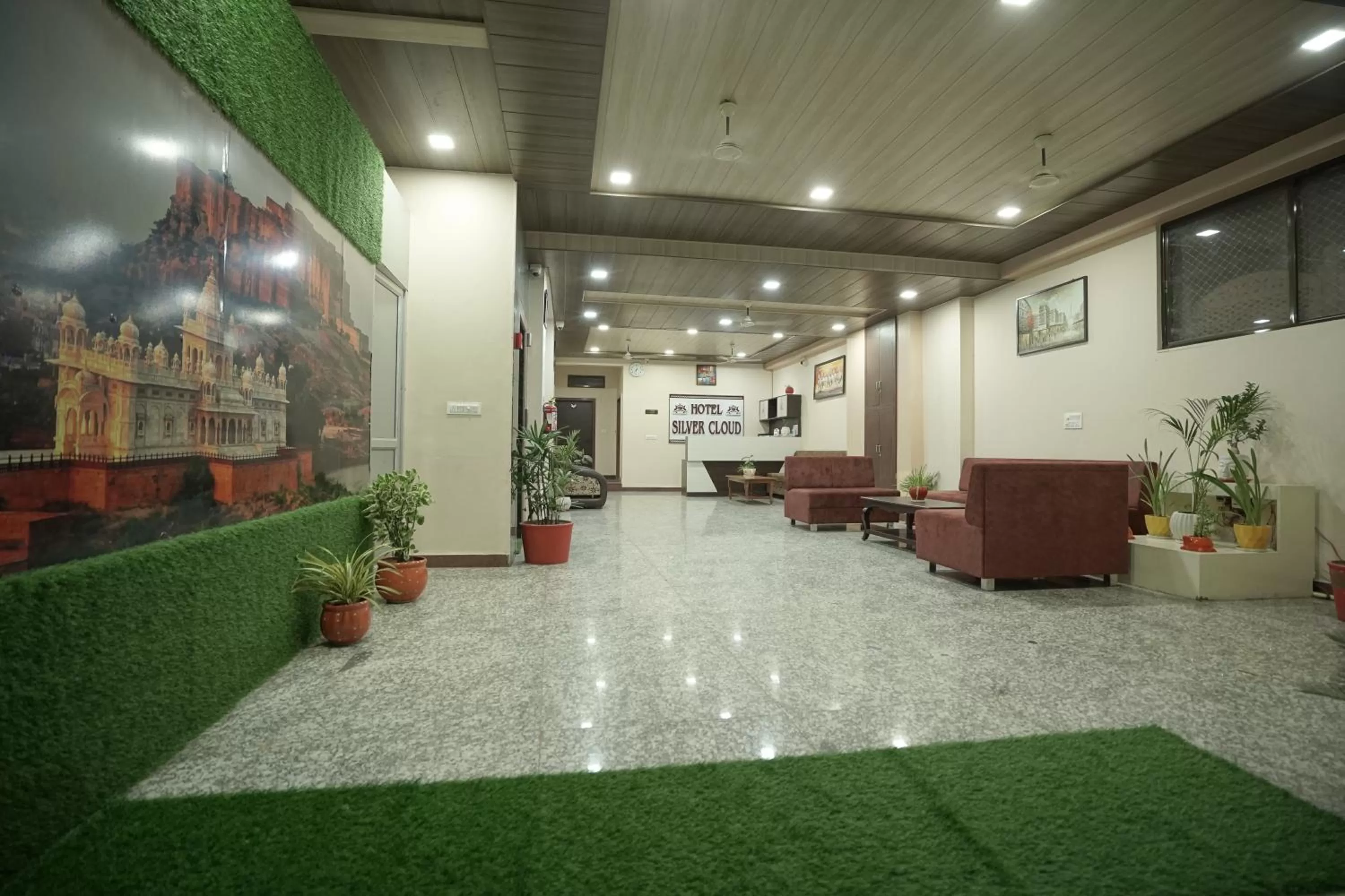 Facade/entrance in Hotel Silver Cloud