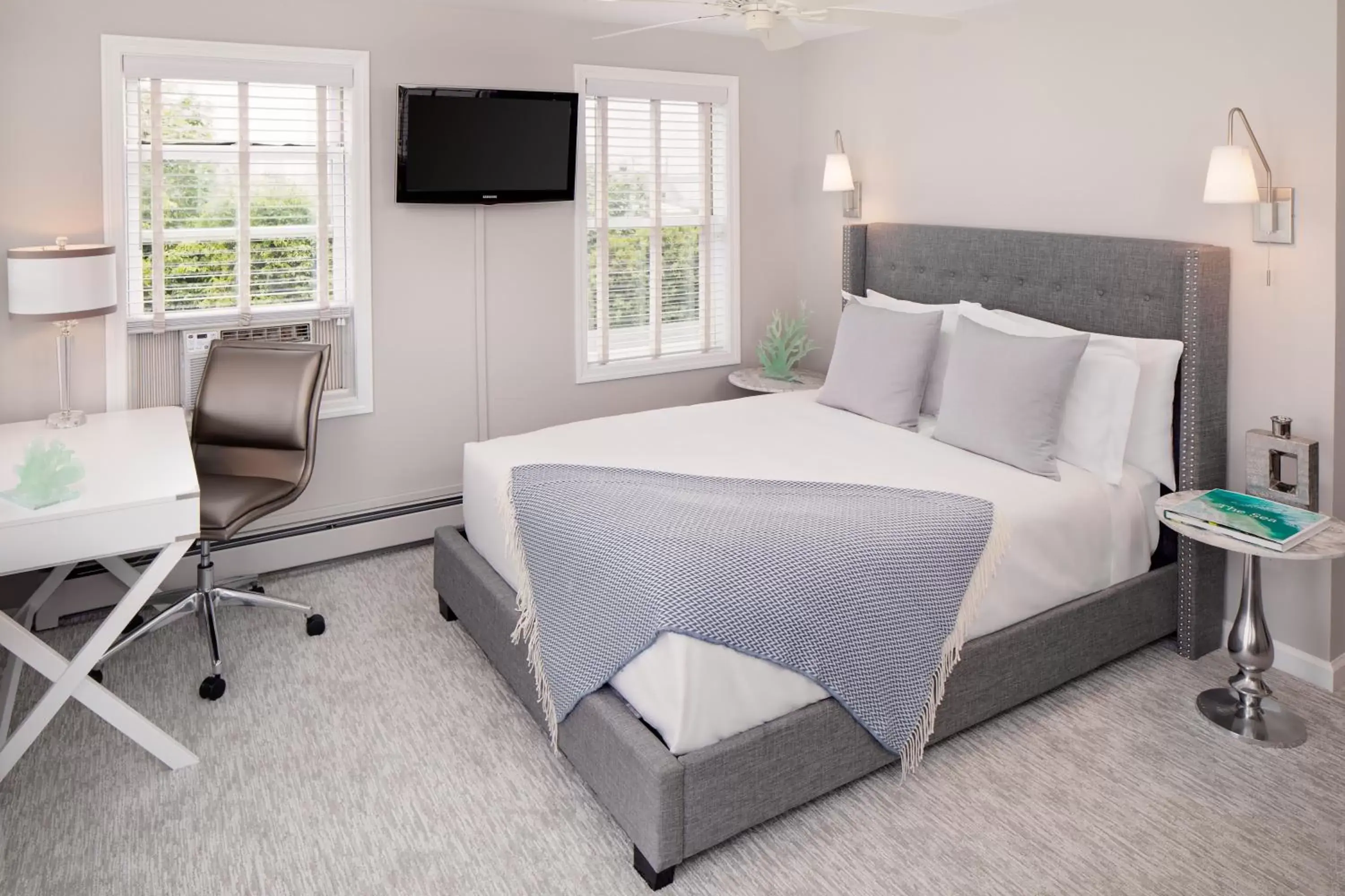 Queen Room with Balcony in Inn at Harbor Hill Marina Queen Room with Balcony in Inn at Harbor Hill Marina