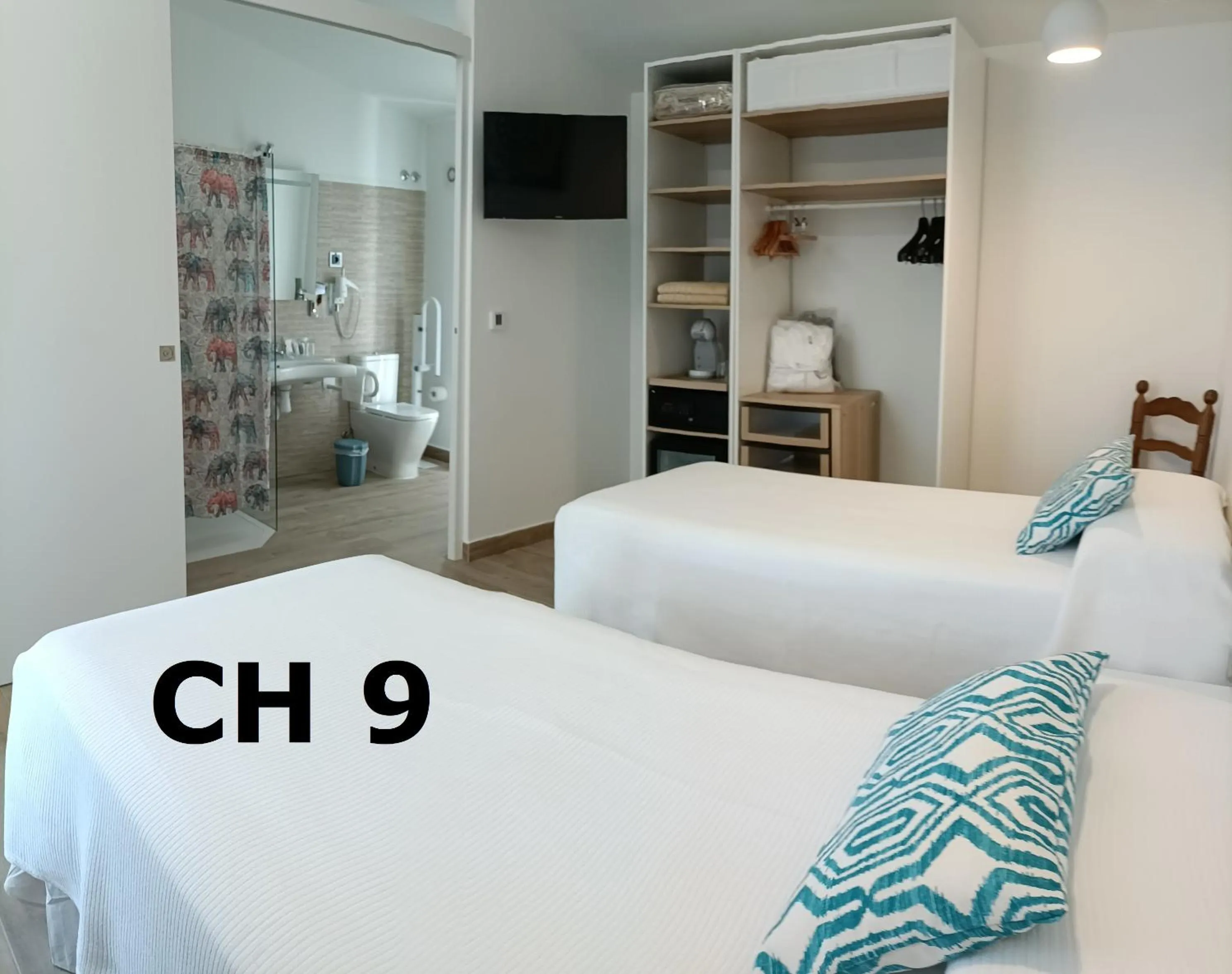 Photo of the whole room, Bed in Artmonia