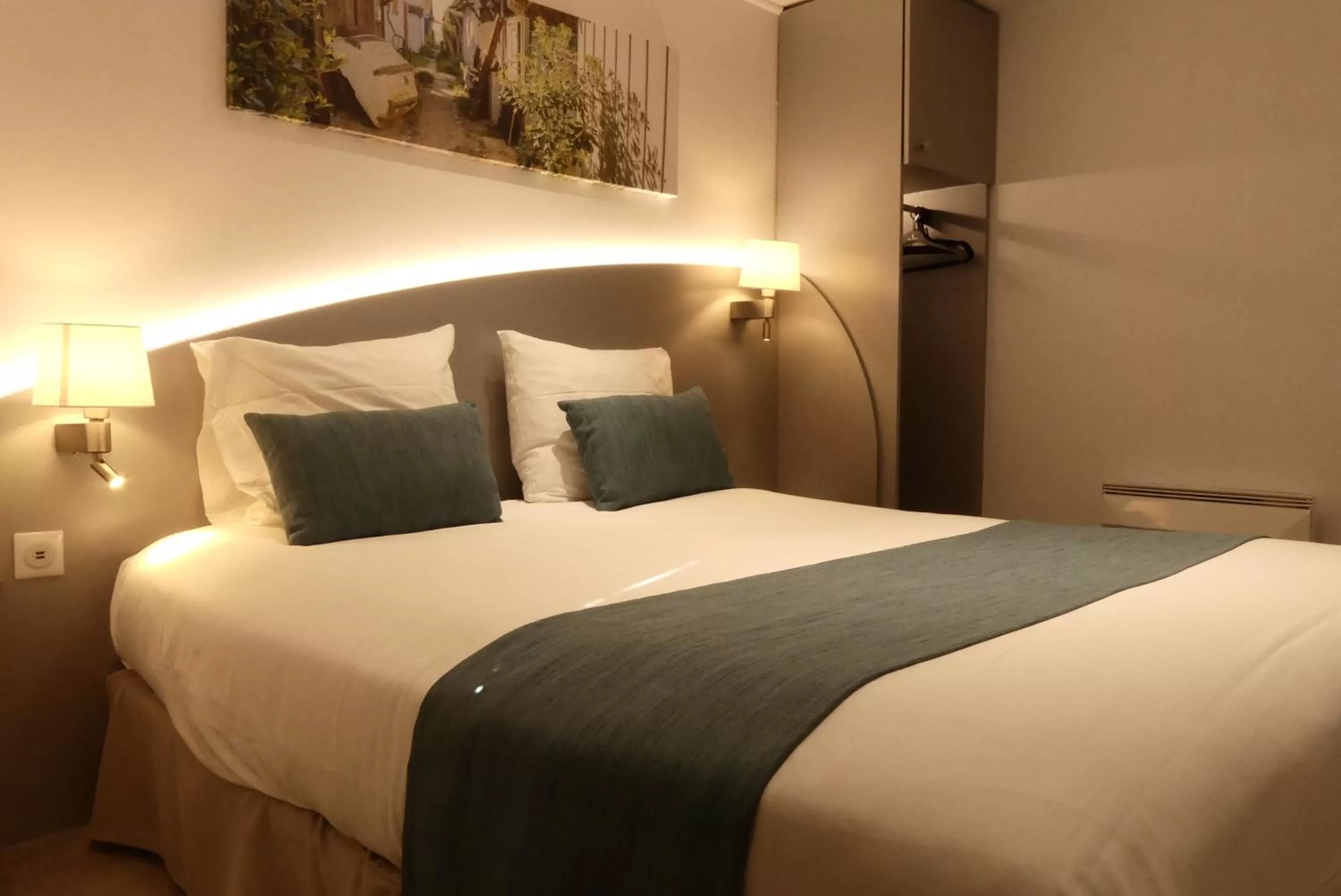 Bed in Contact Hôtel Le Provençal Bordeaux Lac