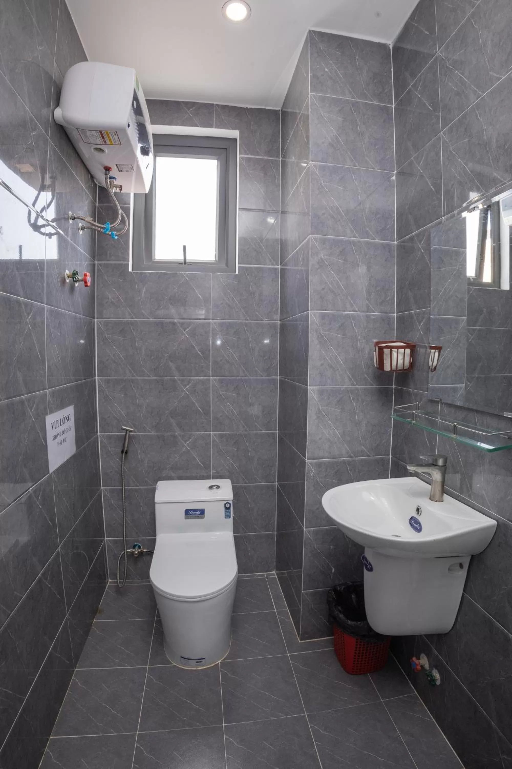 Shower, Bathroom in Hotel Thanh Nhung