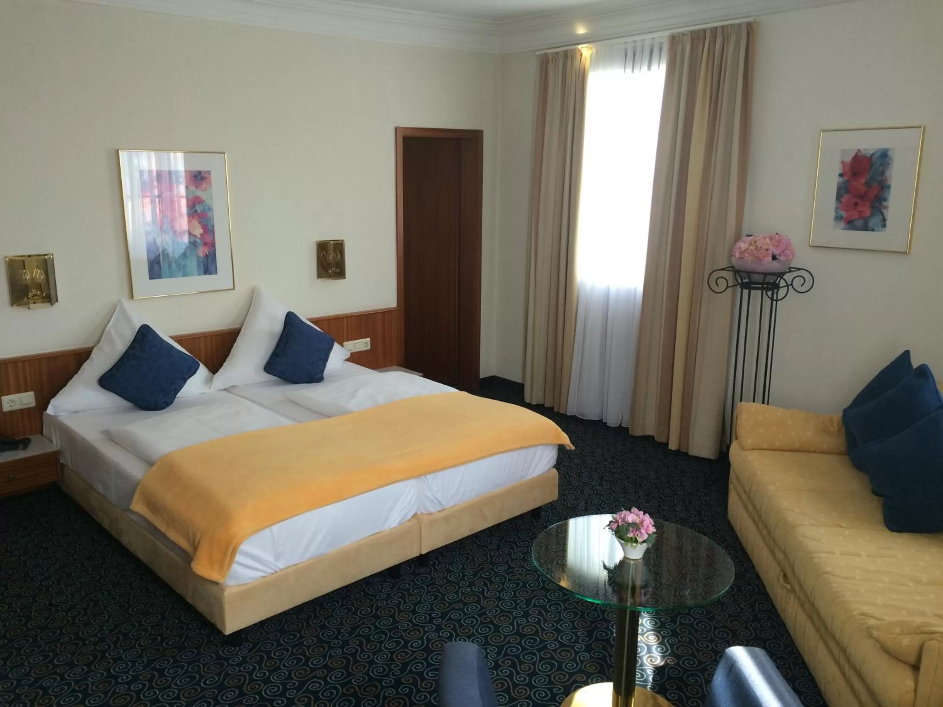 Photo of the whole room in Stadthotel