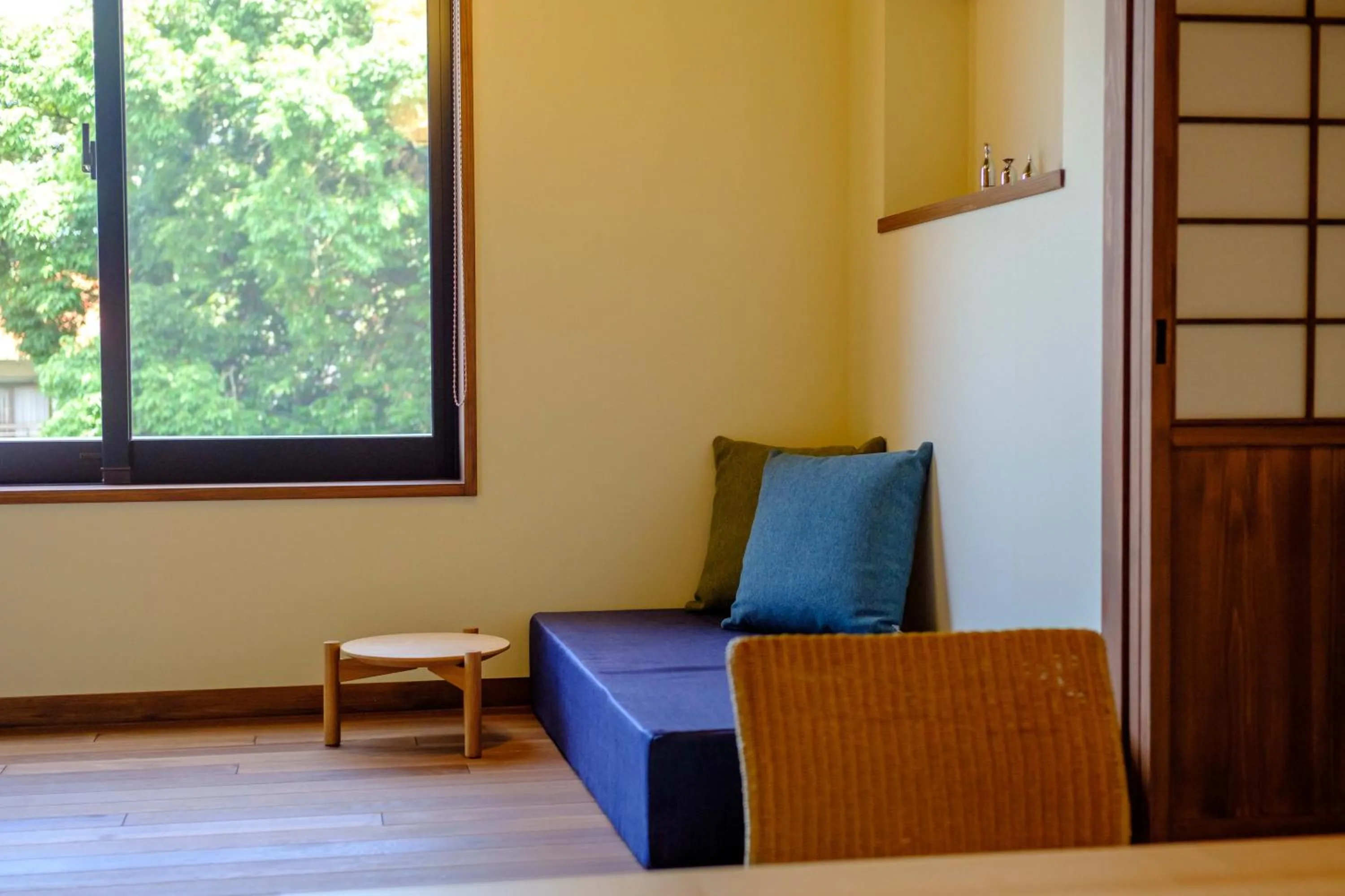 Seating area in Ryokan Oomuraya