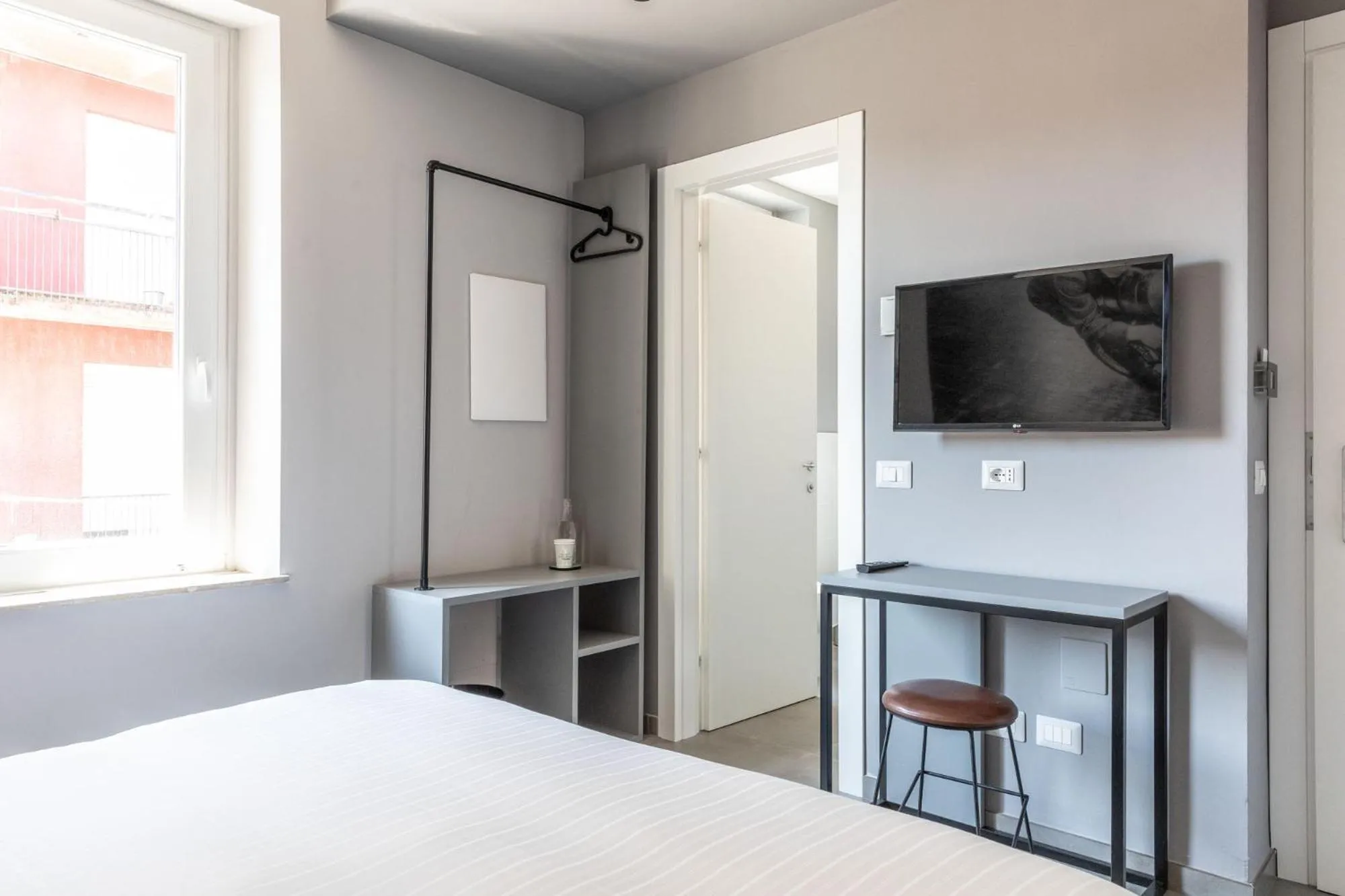 Photo of the whole room, Bed in Mathis