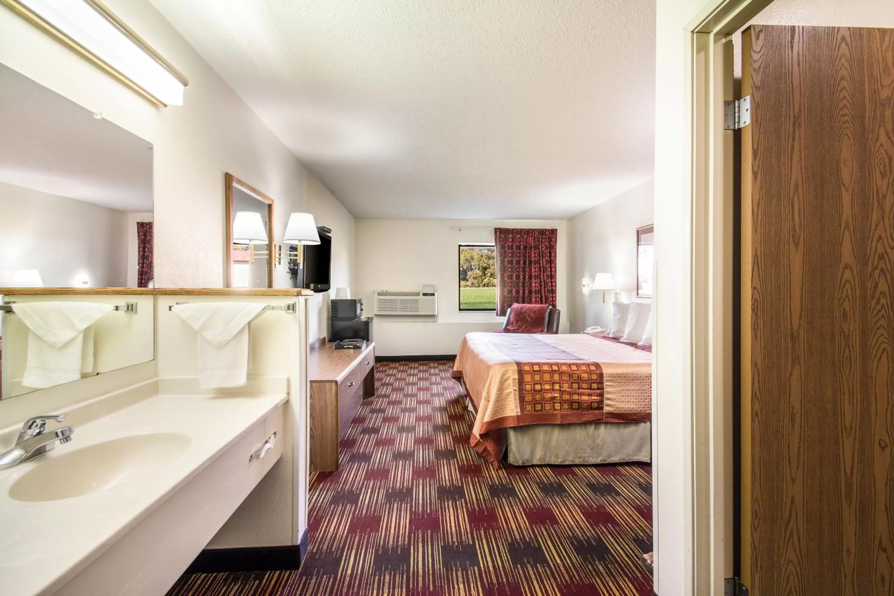 Bed in Americas Best Value Inn & Suites Harrisonville