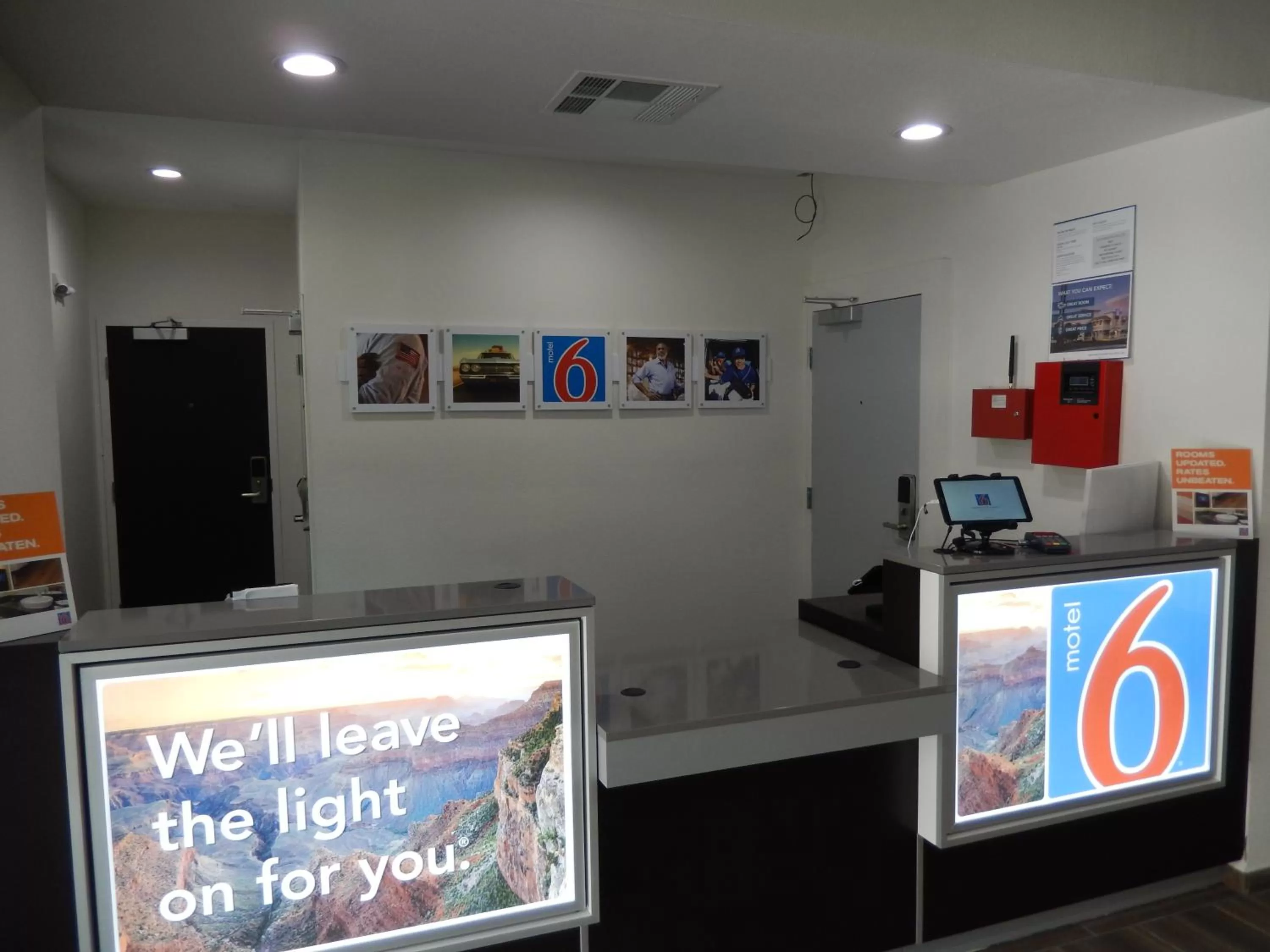 Lobby/Reception in Motel 6-Houston, TX - Downtown North