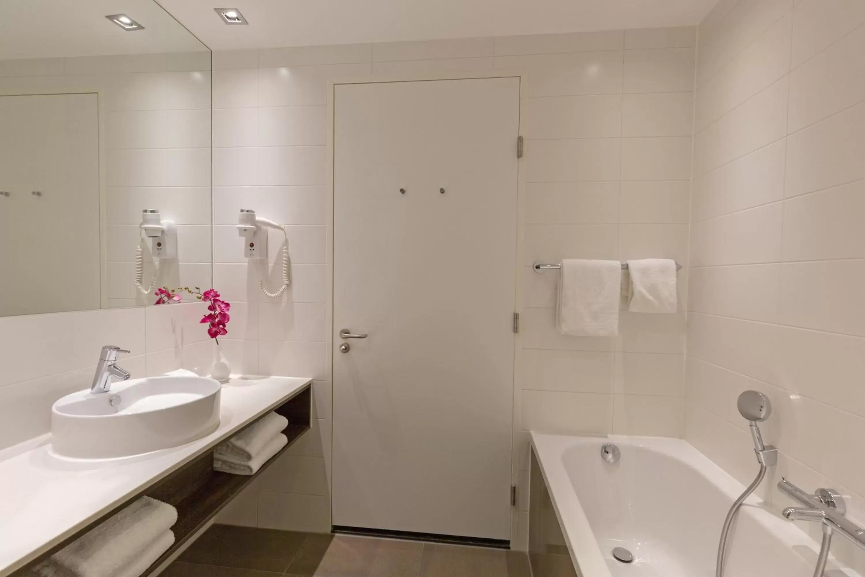 Deluxe Room 1 King Bed in Leonardo Royal Hotel Den Haag Promenade Deluxe Room 1 King Bed in Leonardo Royal Hotel Den Haag Promenade