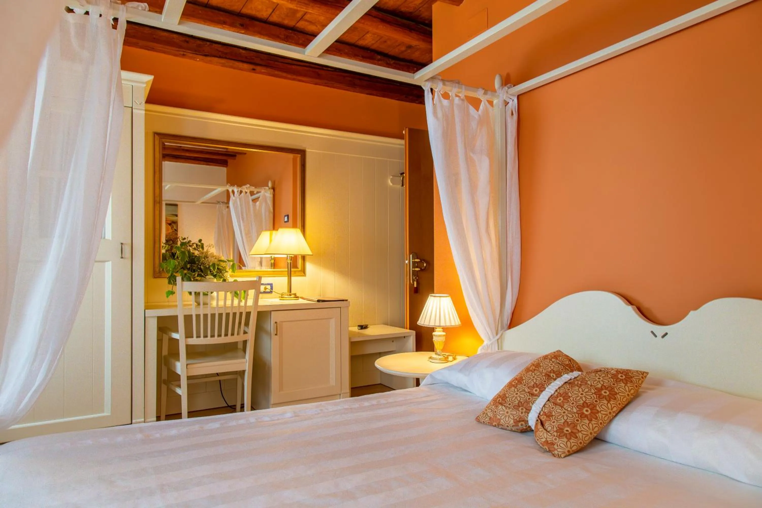 Bed in Hotel Calvi-Ristorante Mainor