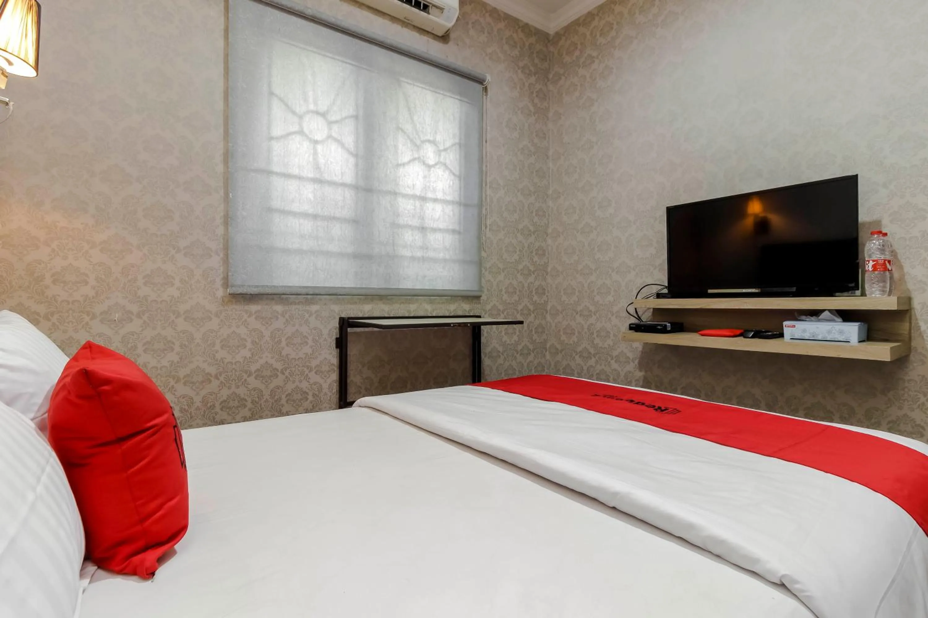 Bedroom, Bed in RedDoorz Plus near Lippo Cikarang Mall