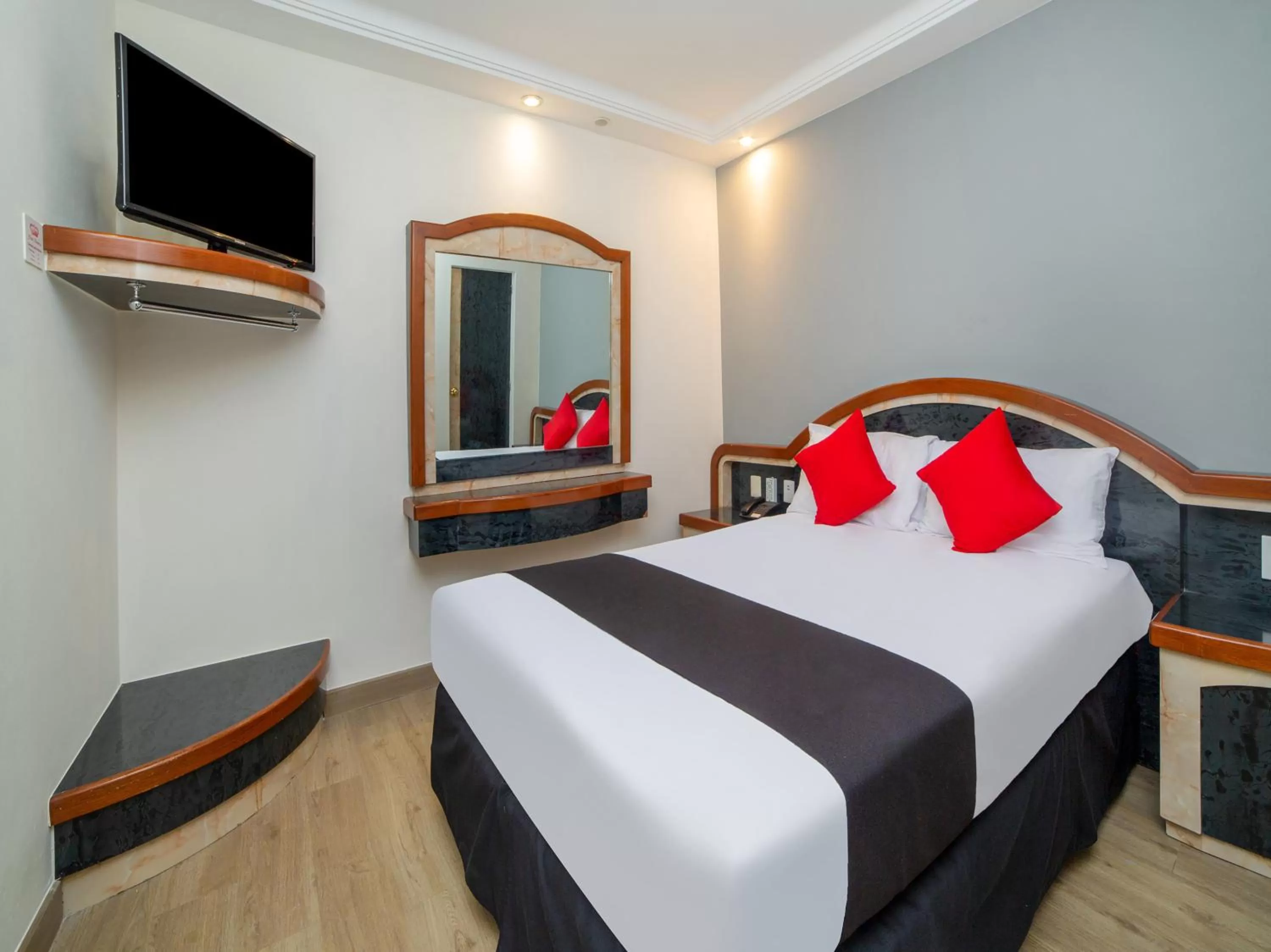 Bedroom, Bed in Hotel Monarca