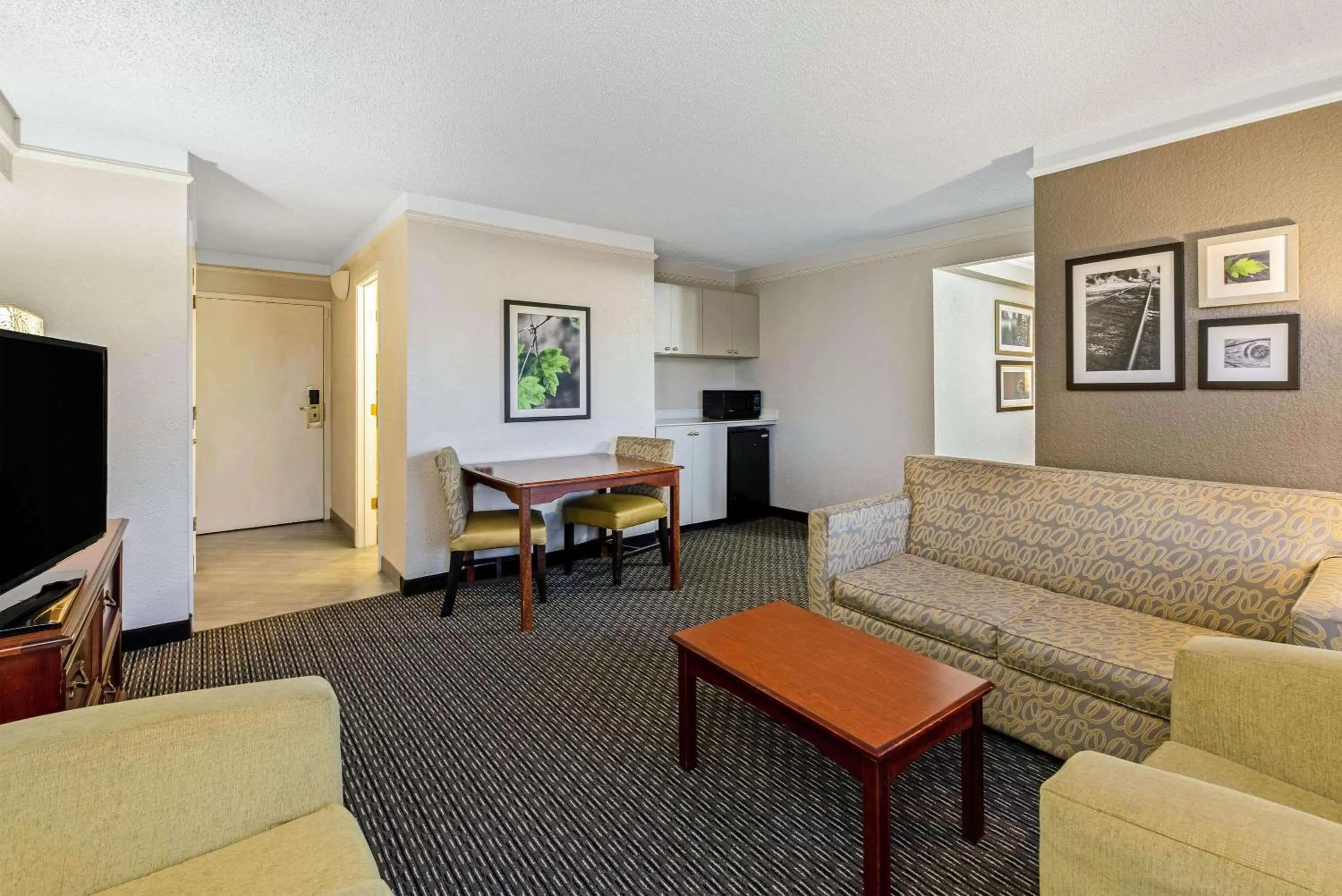 King Suite in La Quinta by Wyndham New Orleans Airport