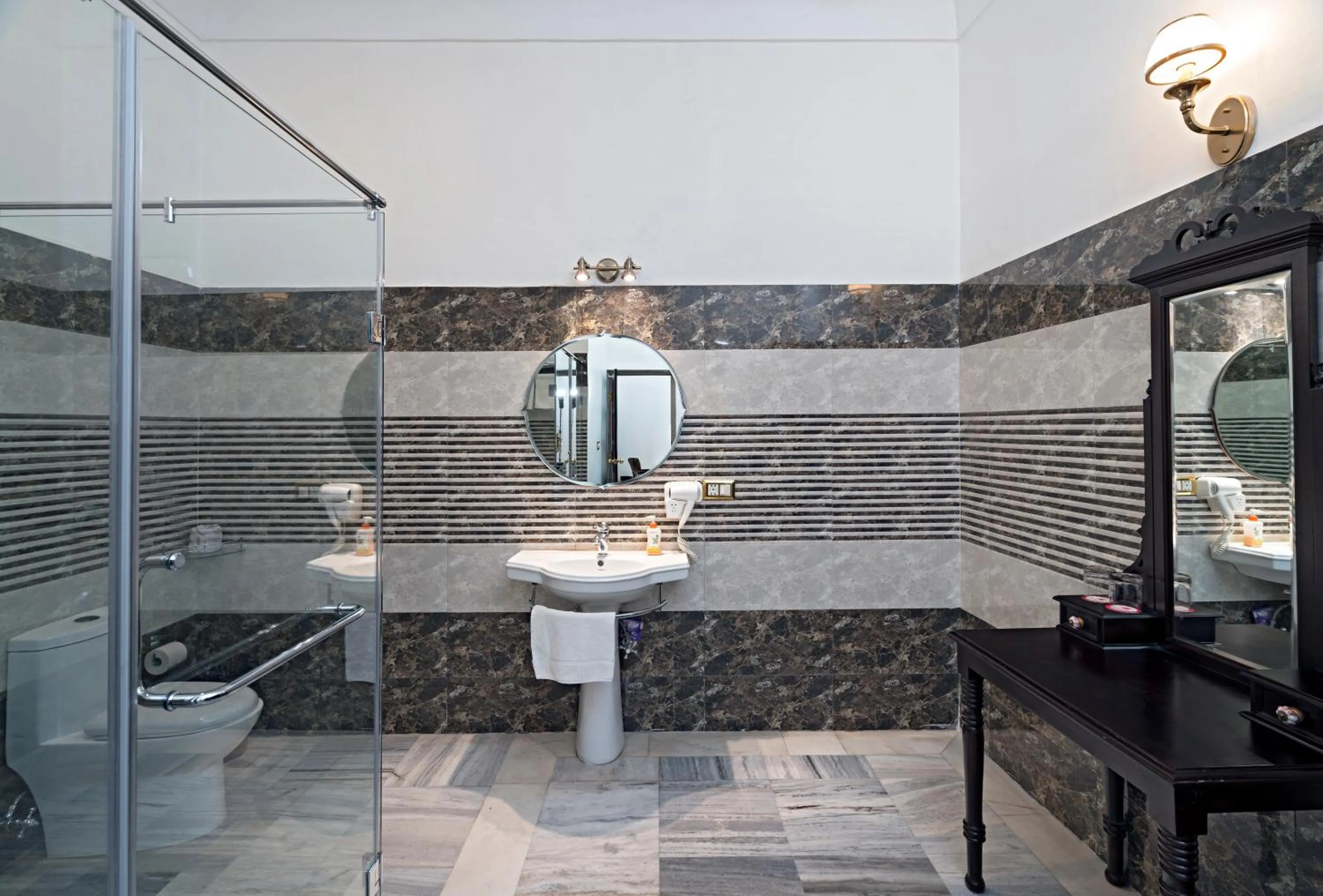 Bathroom in Hotel Narain Niwas Palace