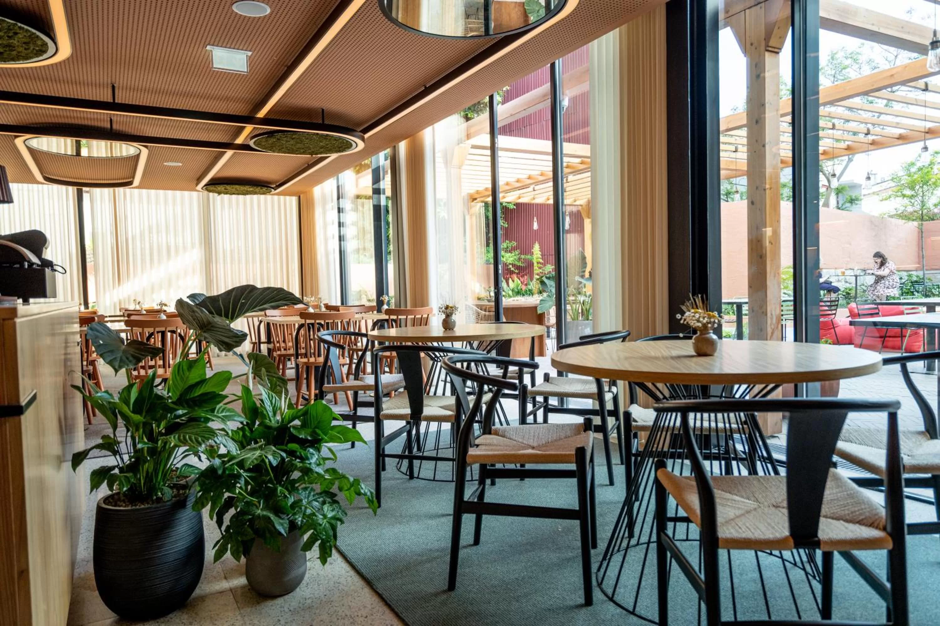 Restaurant/places to eat in The Editory Garden Porto Hotel