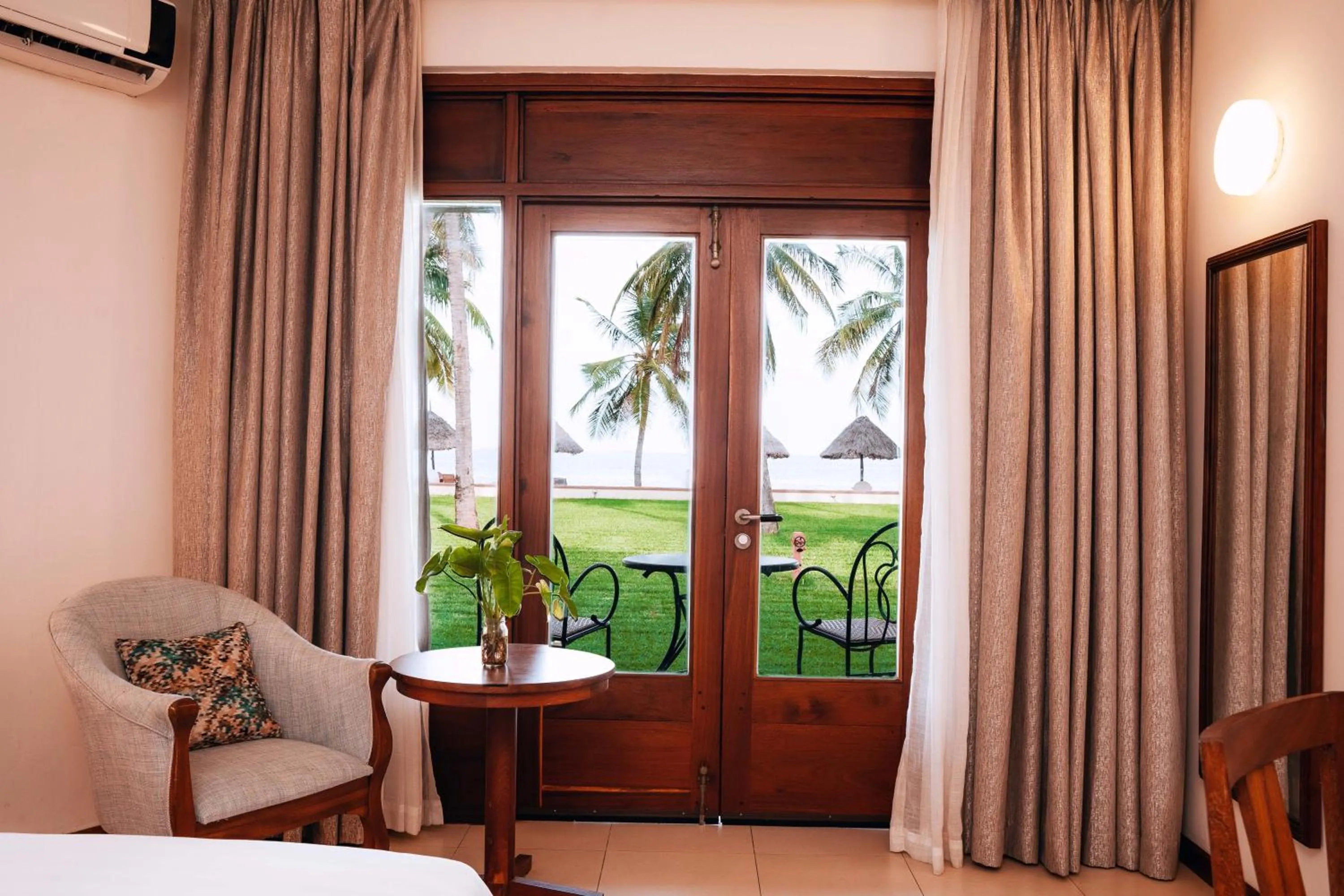 Sea view, Bed in White Sands Hotel