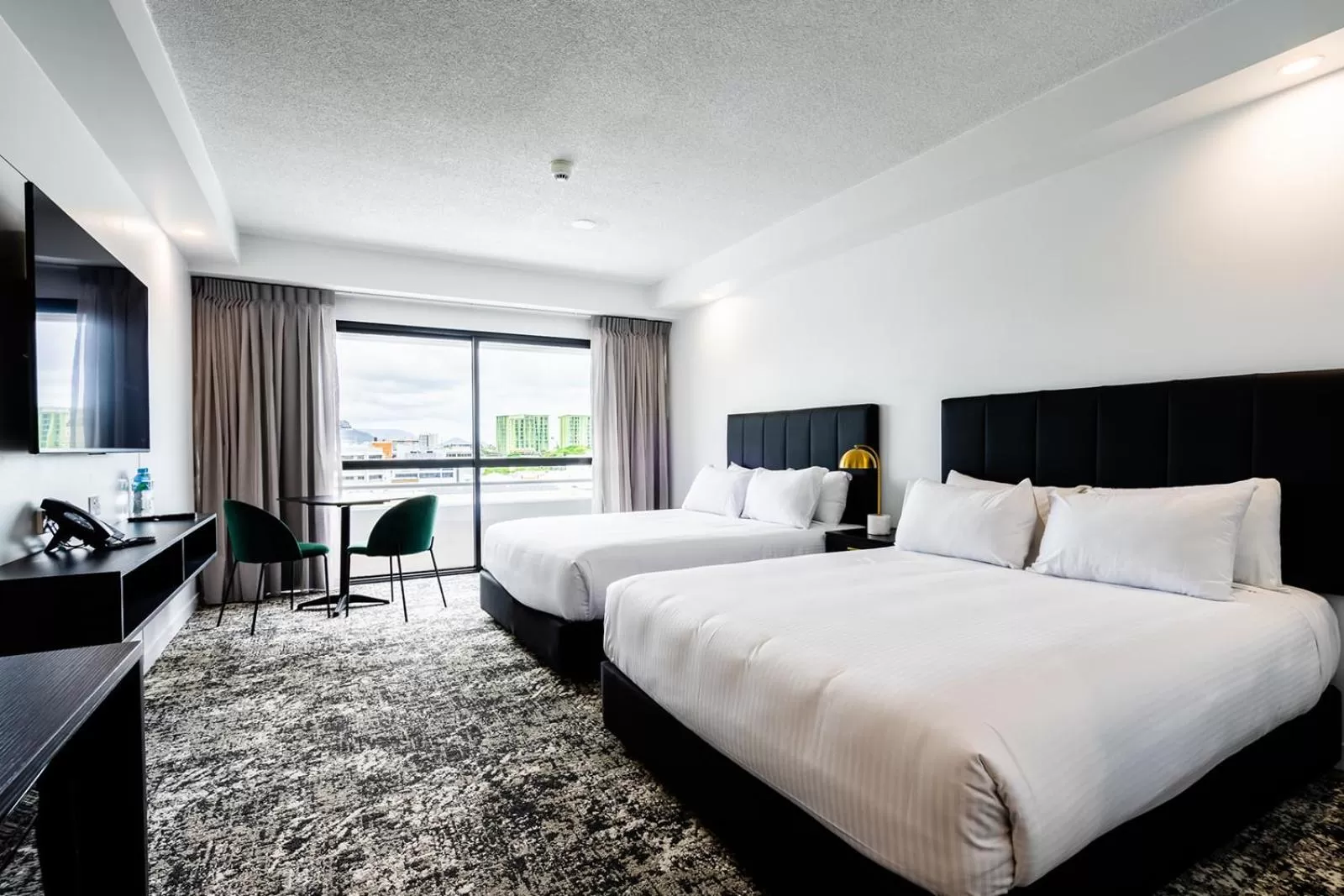 Bedroom, Bed in The Benson Hotel